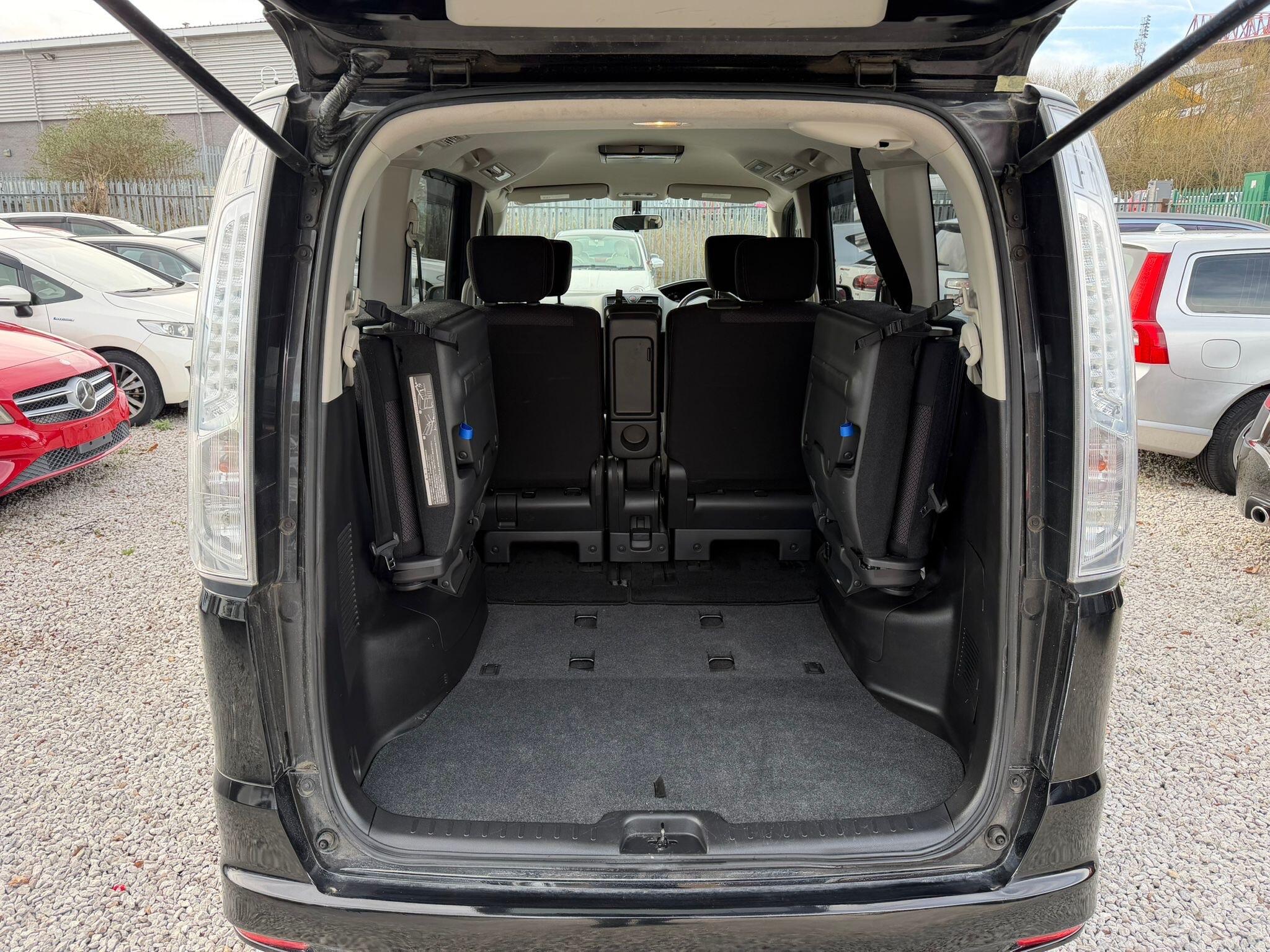 Nissan Serena - Image 16