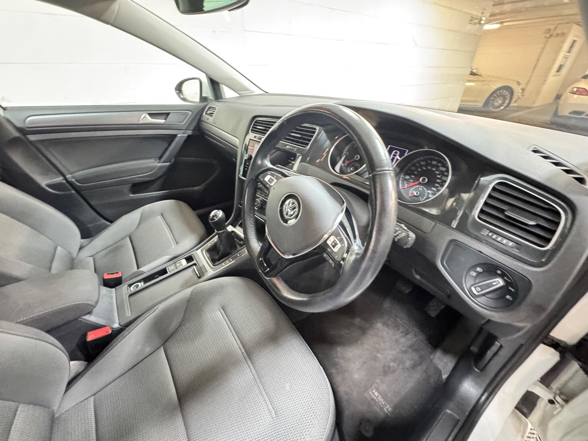 Volkswagen Golf - Image 9