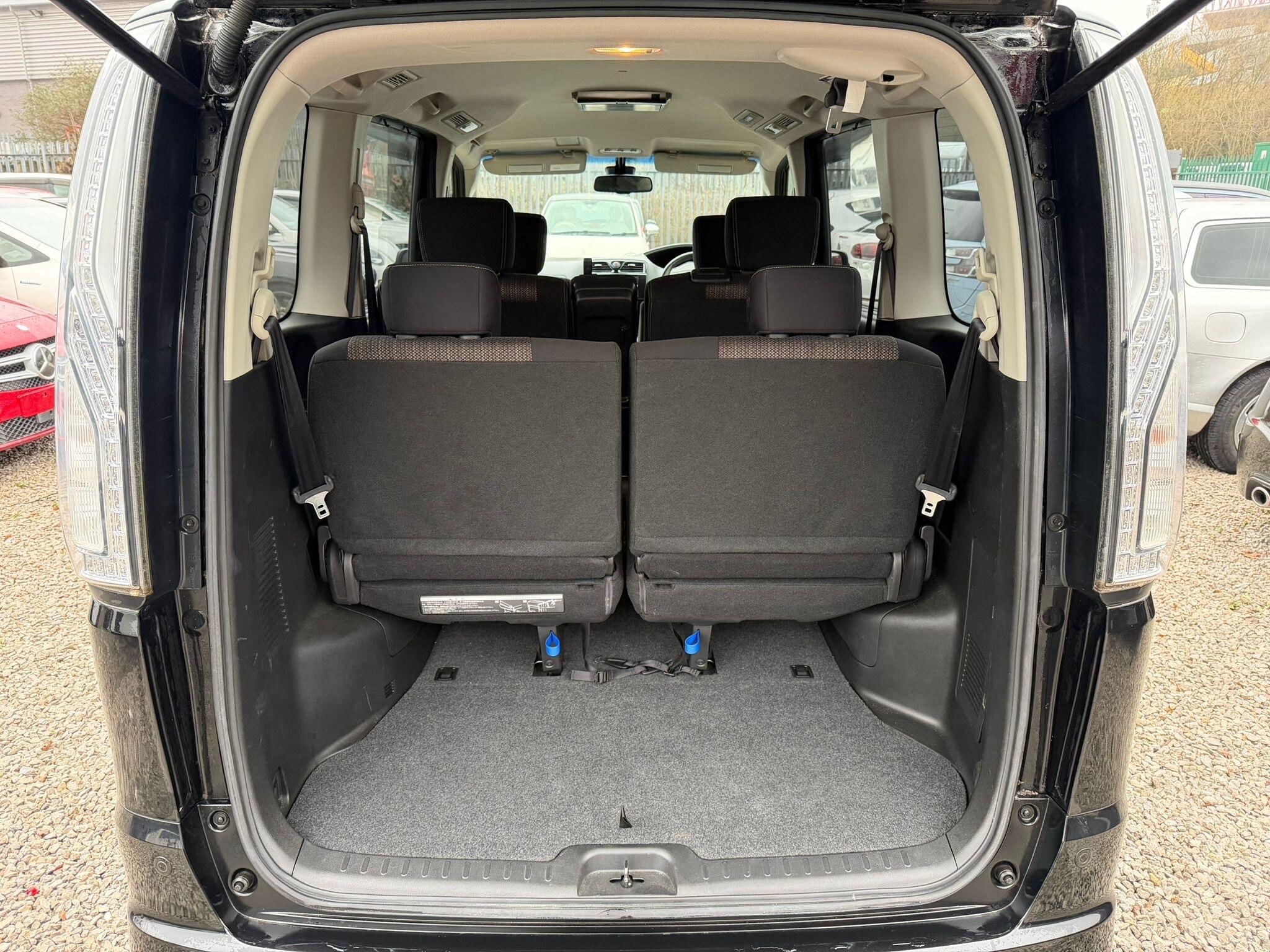 Nissan Serena - Image 12