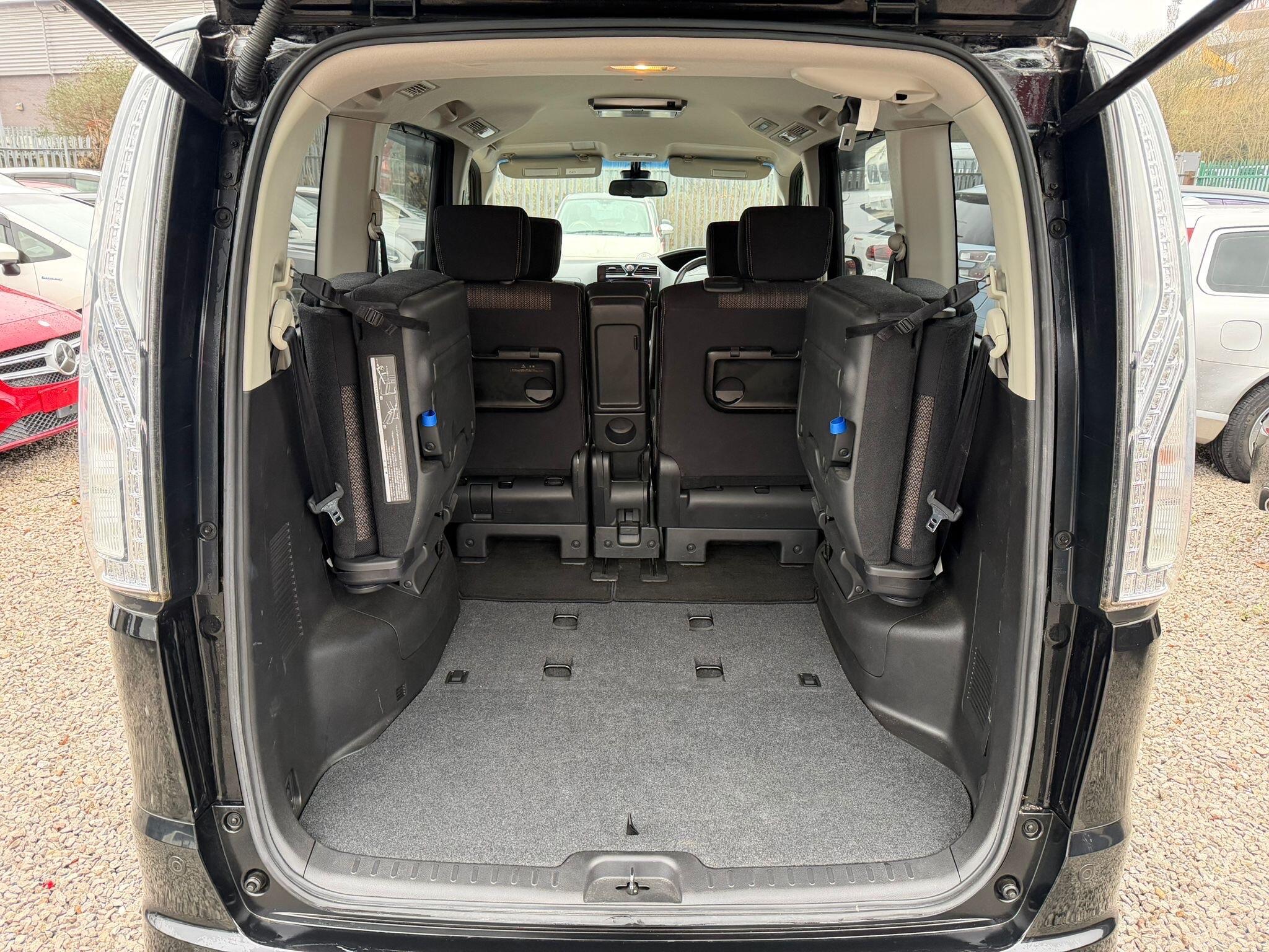 Nissan Serena - Image 15