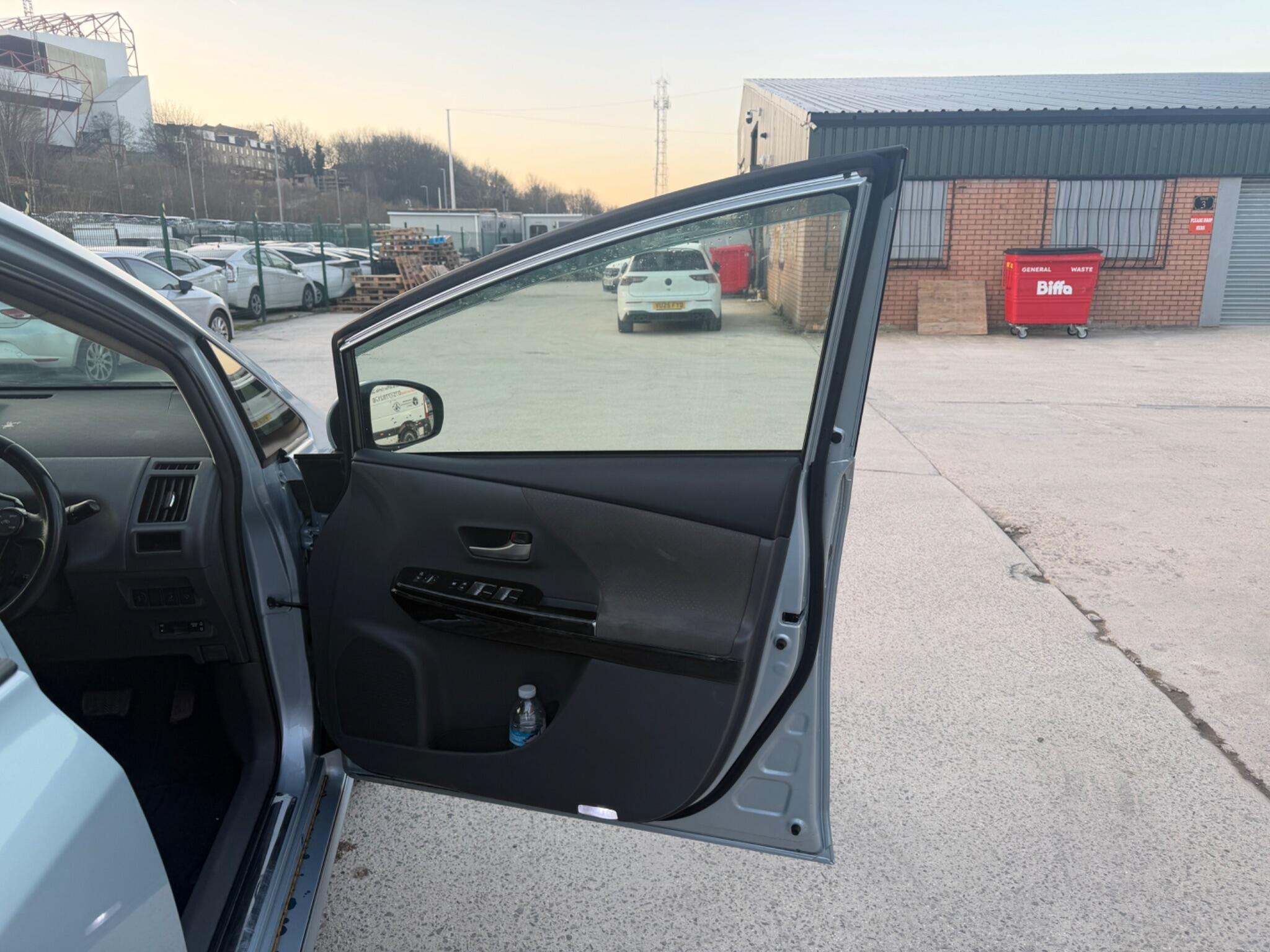 Toyota Prius+ - Image 11