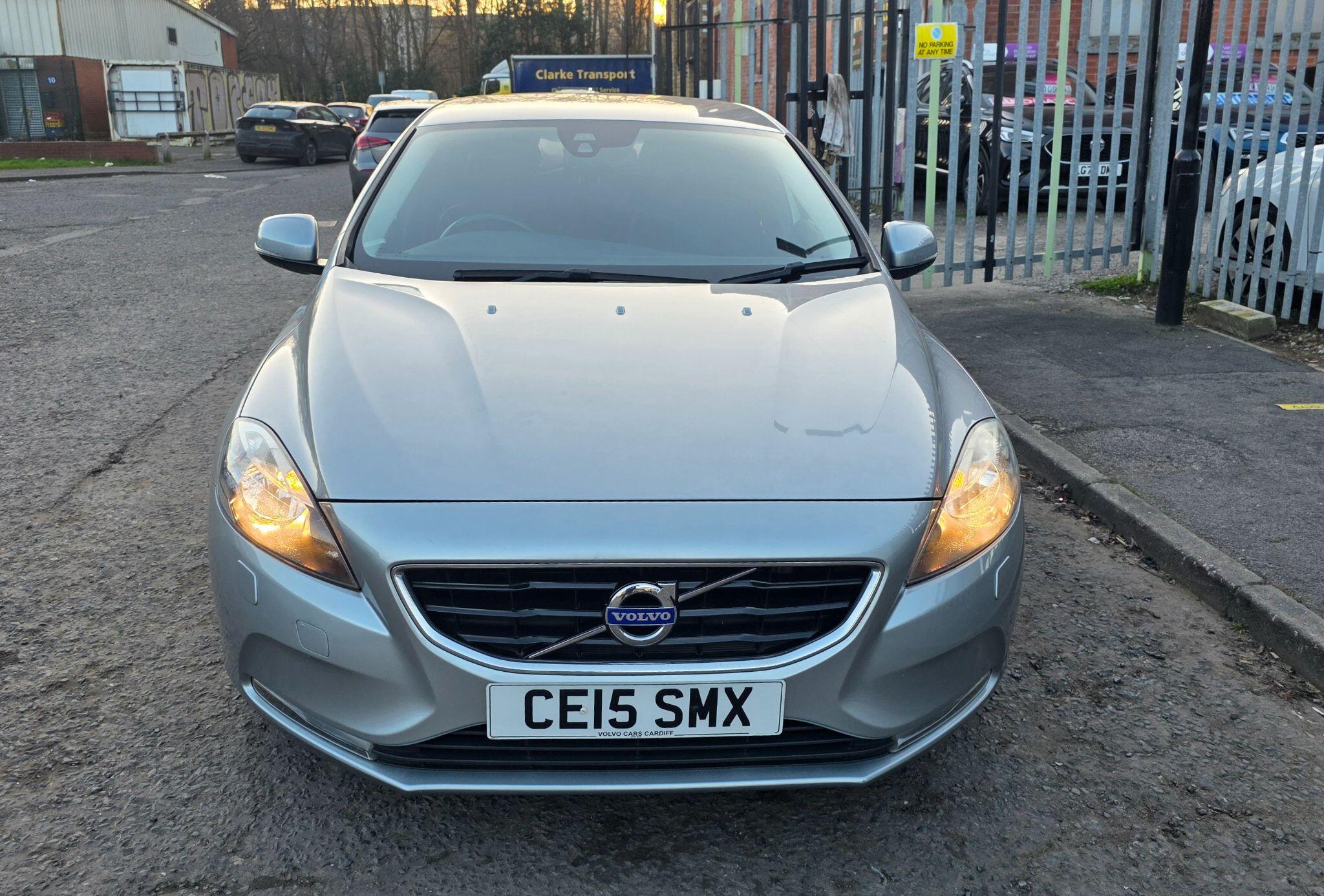 Volvo V40 - Image 2