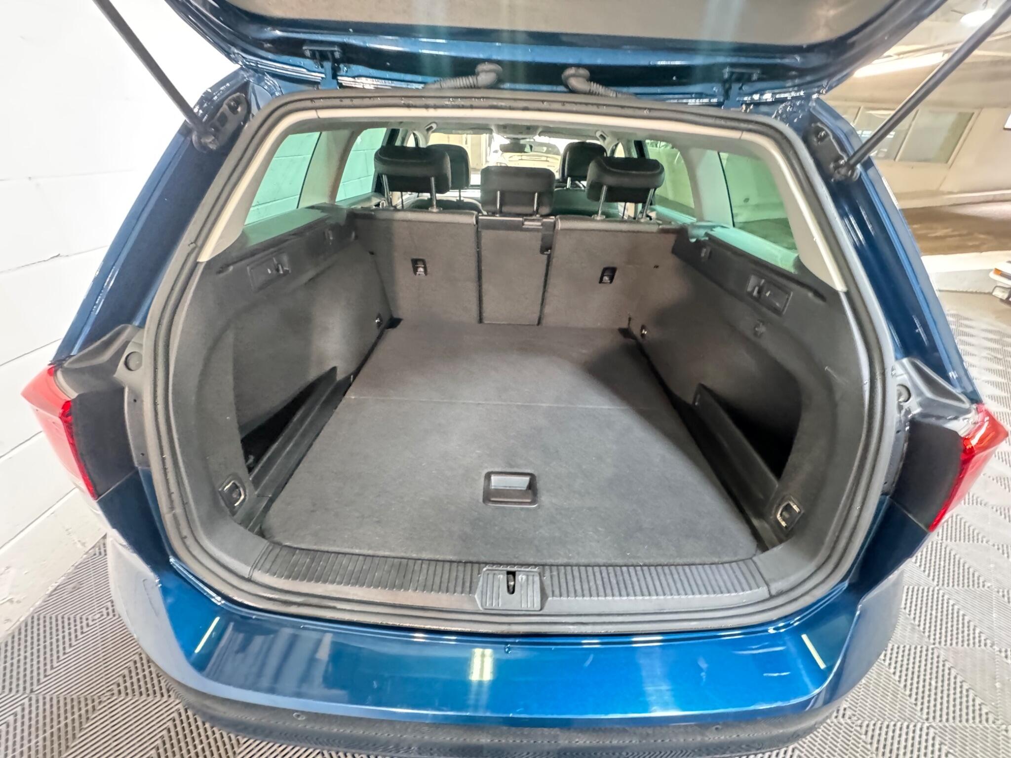 Volkswagen Passat - Image 12