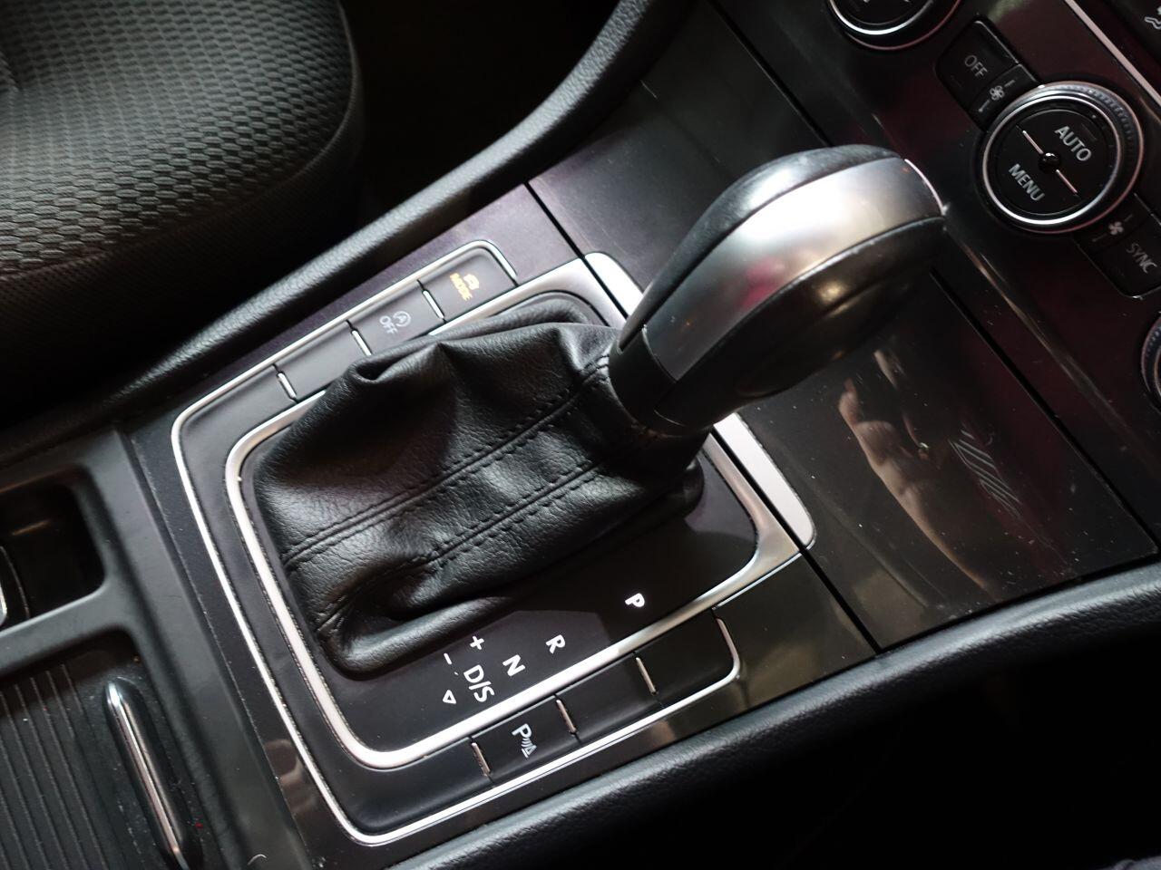 Volkswagen Golf - Image 29