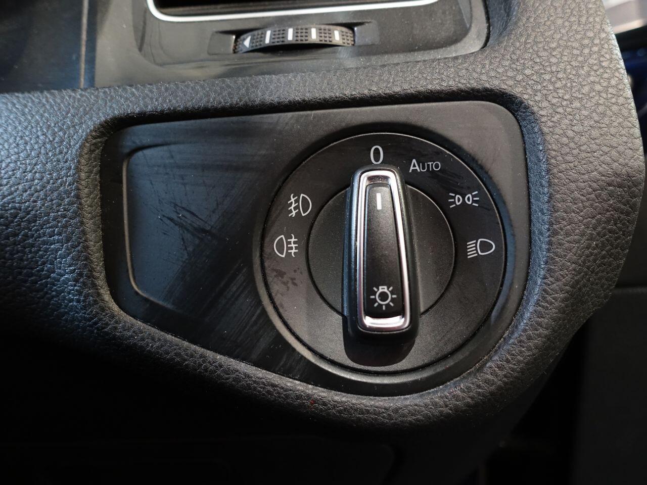 Volkswagen Golf - Image 30