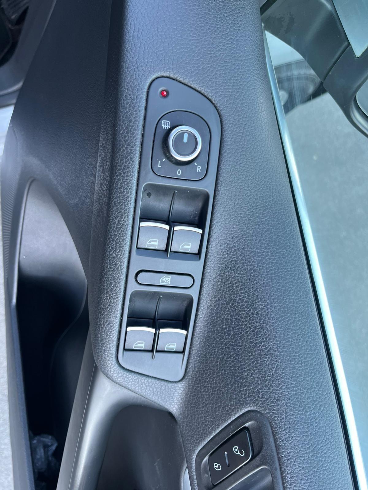 Volkswagen Tiguan - Image 14