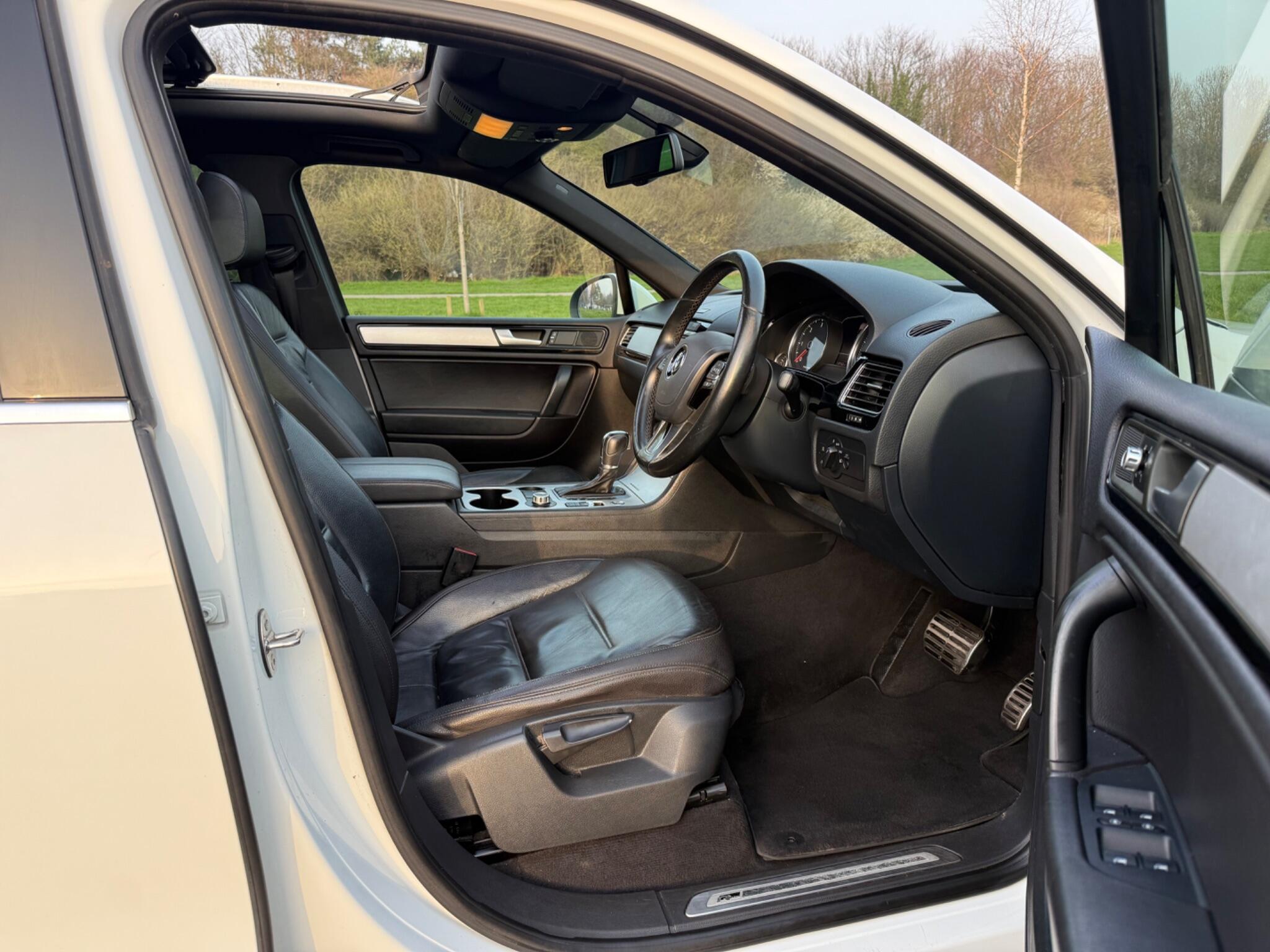 Volkswagen Touareg - Image 12