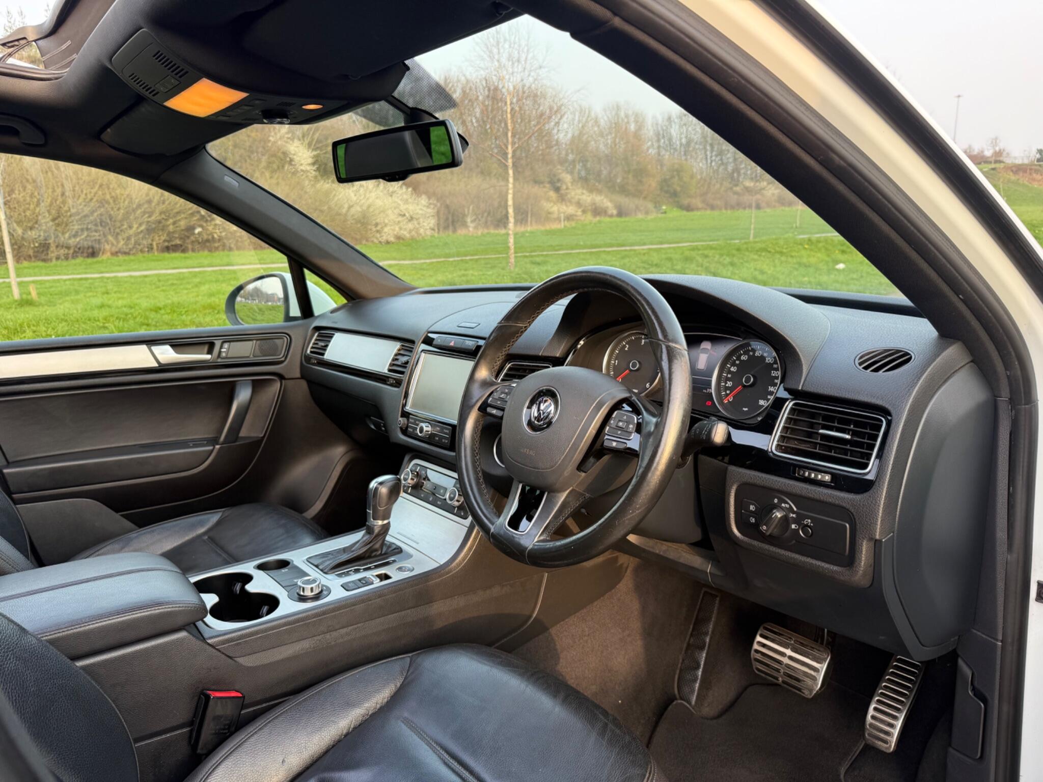 Volkswagen Touareg - Image 14