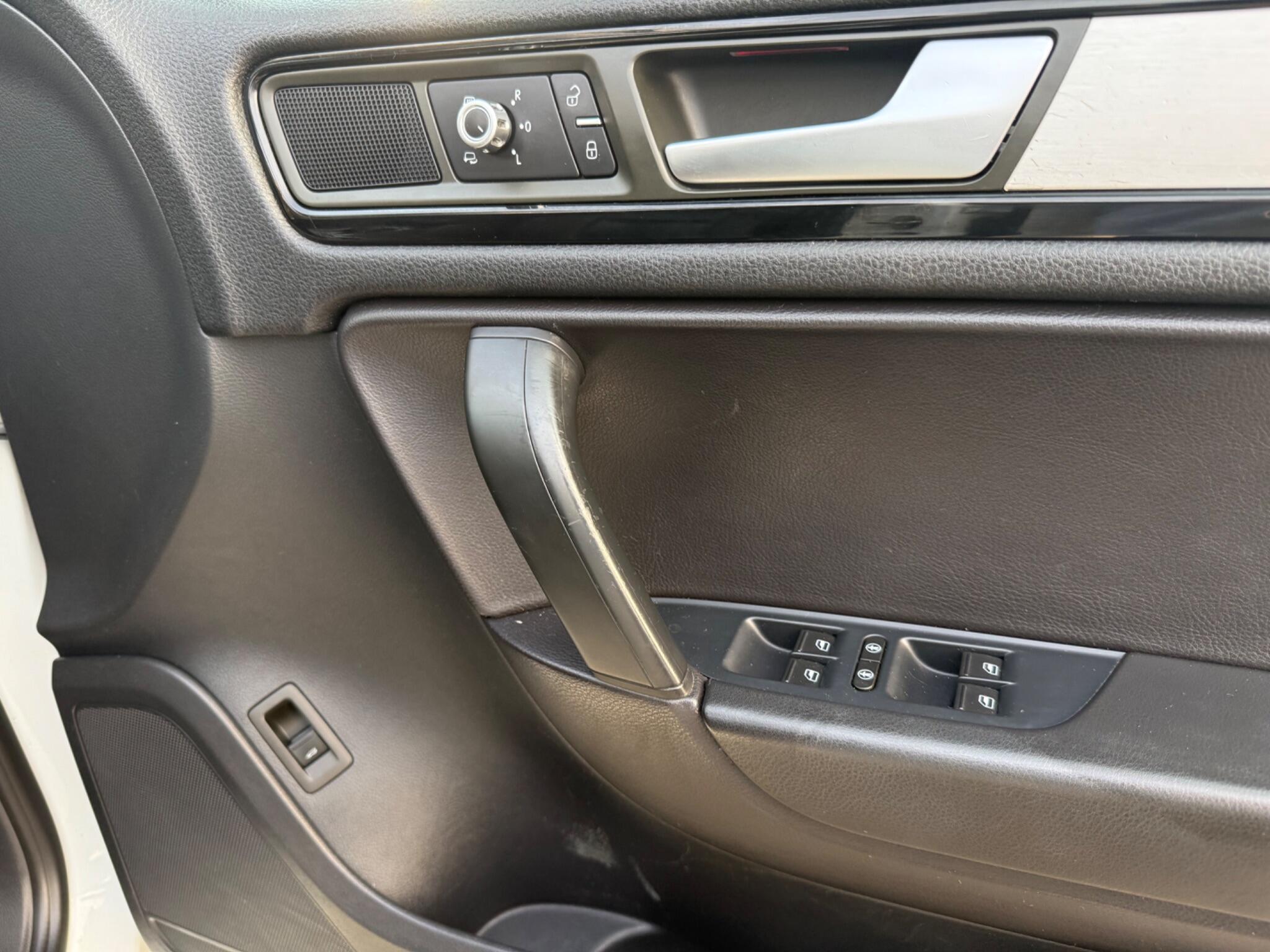 Volkswagen Touareg - Image 15