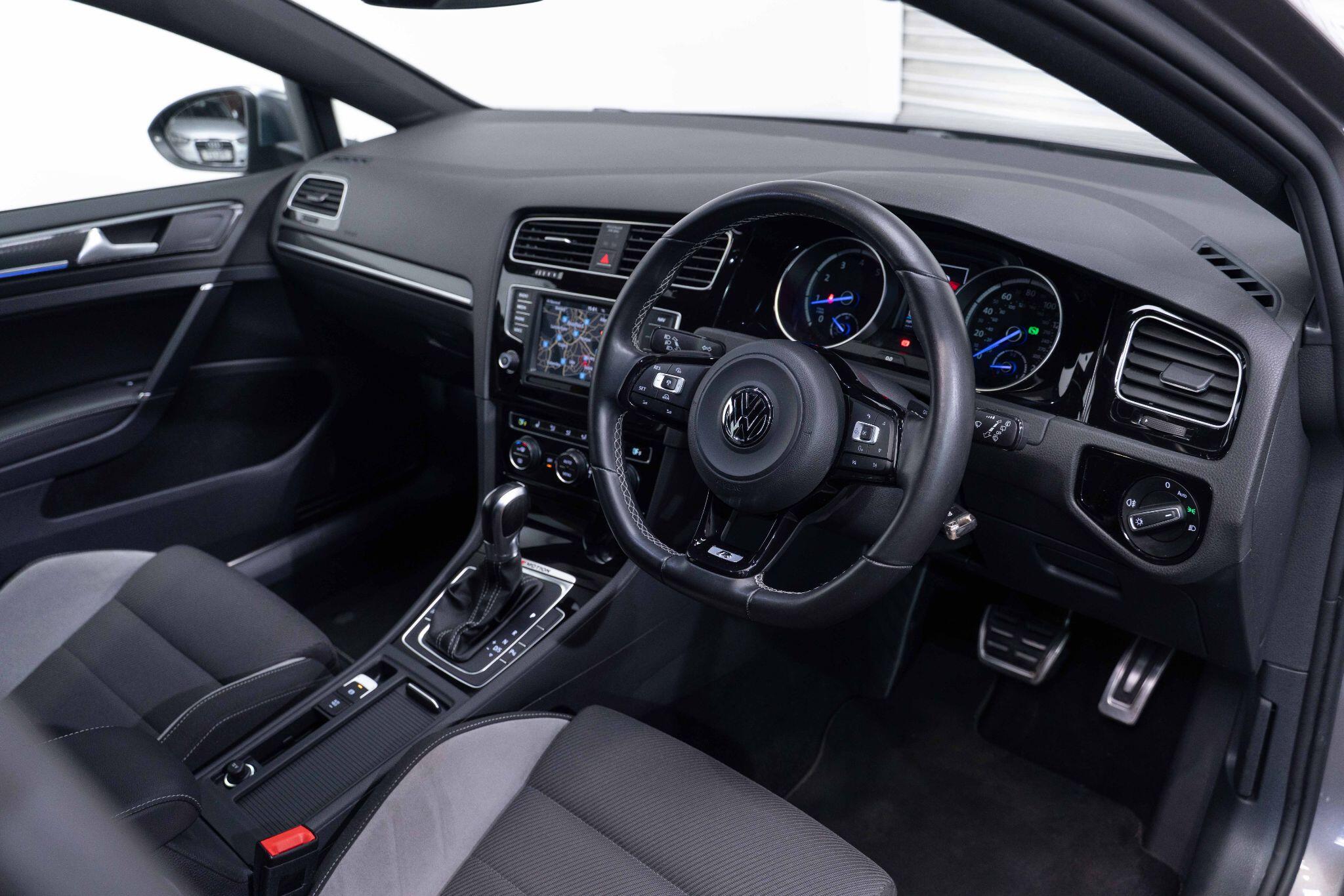 Volkswagen Golf - Image 9