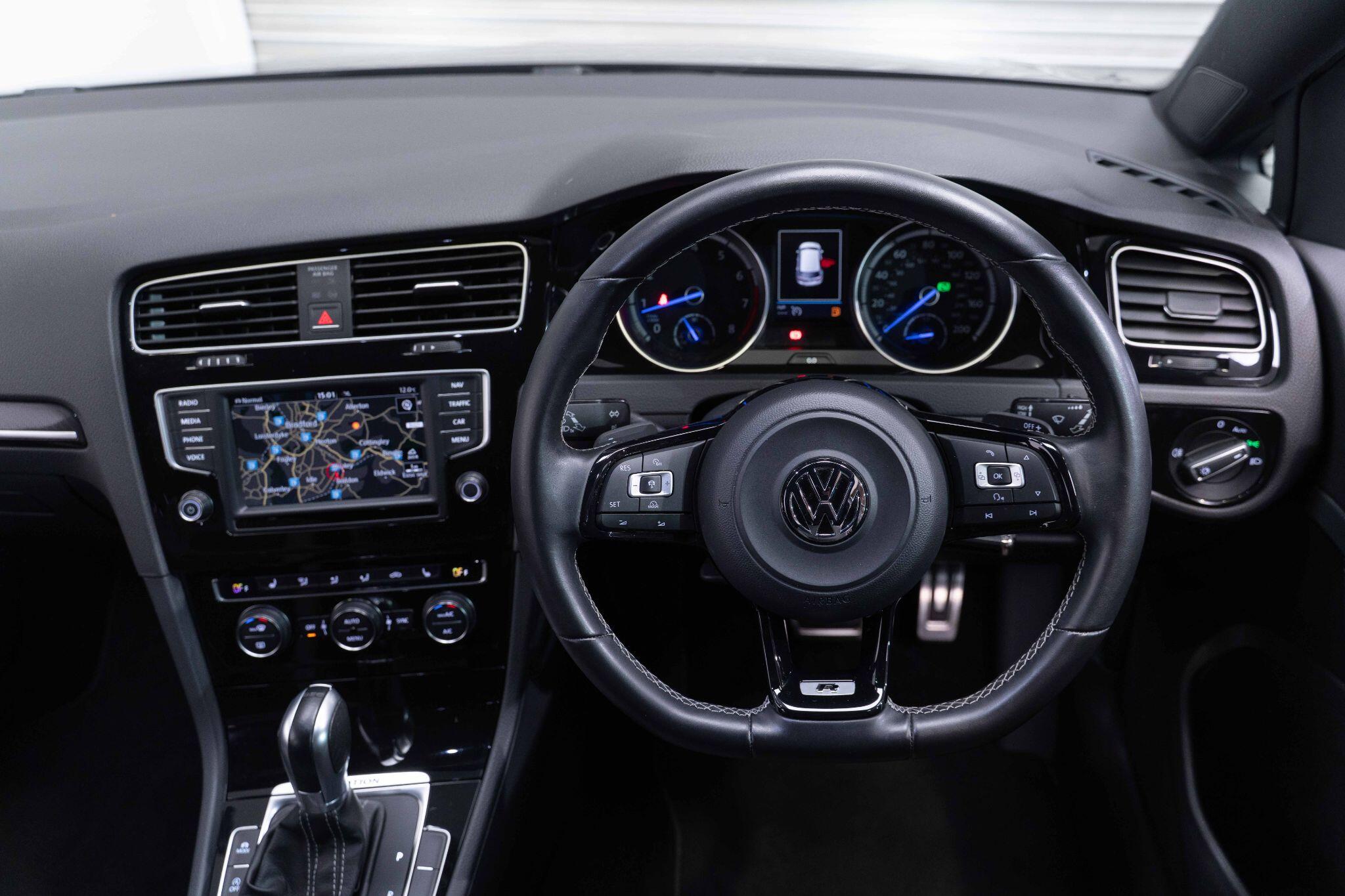 Volkswagen Golf - Image 11