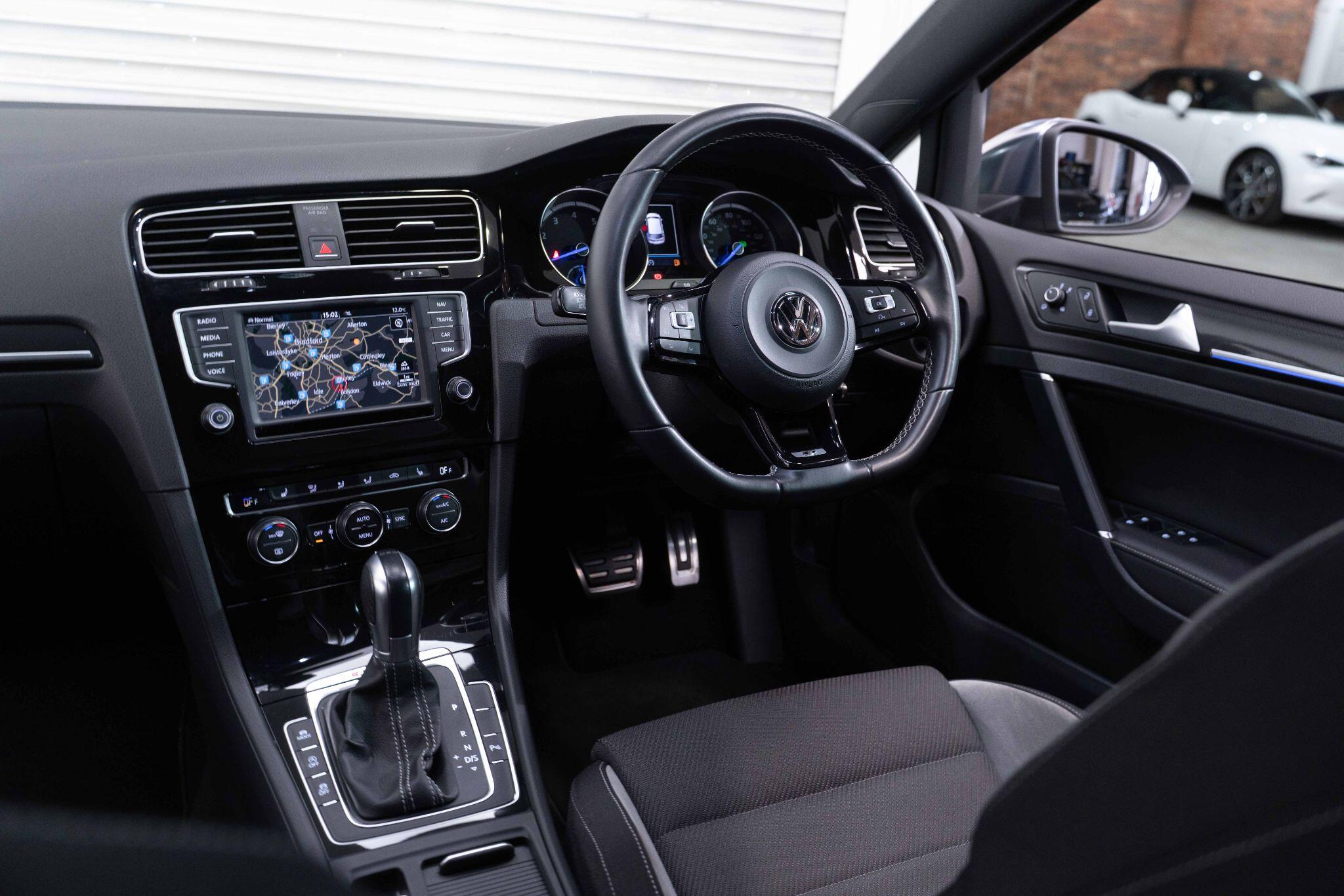 Volkswagen Golf - Image 12