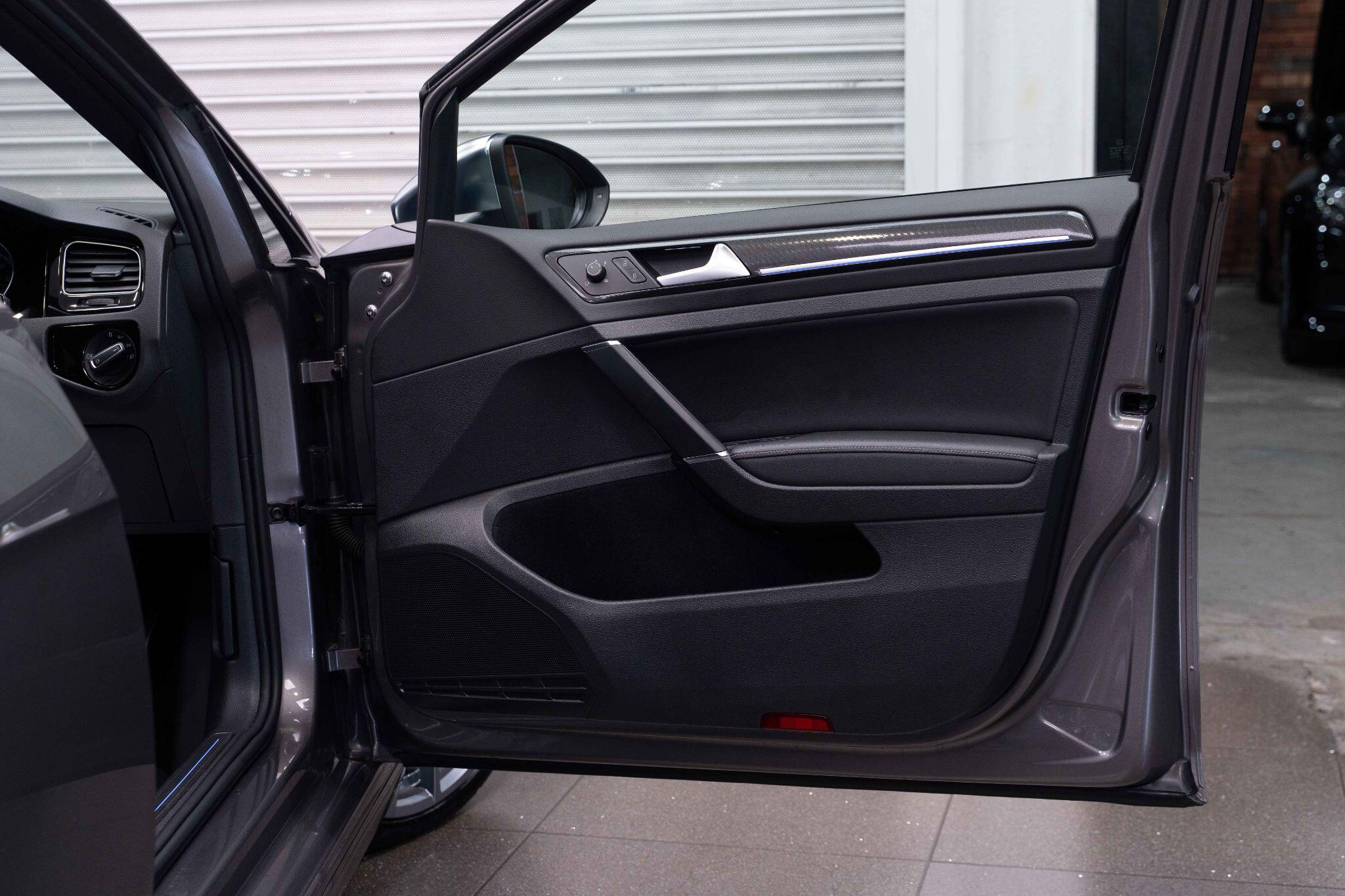 Volkswagen Golf - Image 26