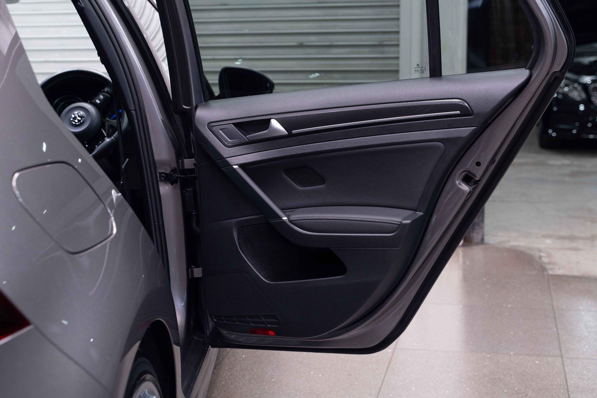 Volkswagen Golf - Image 27