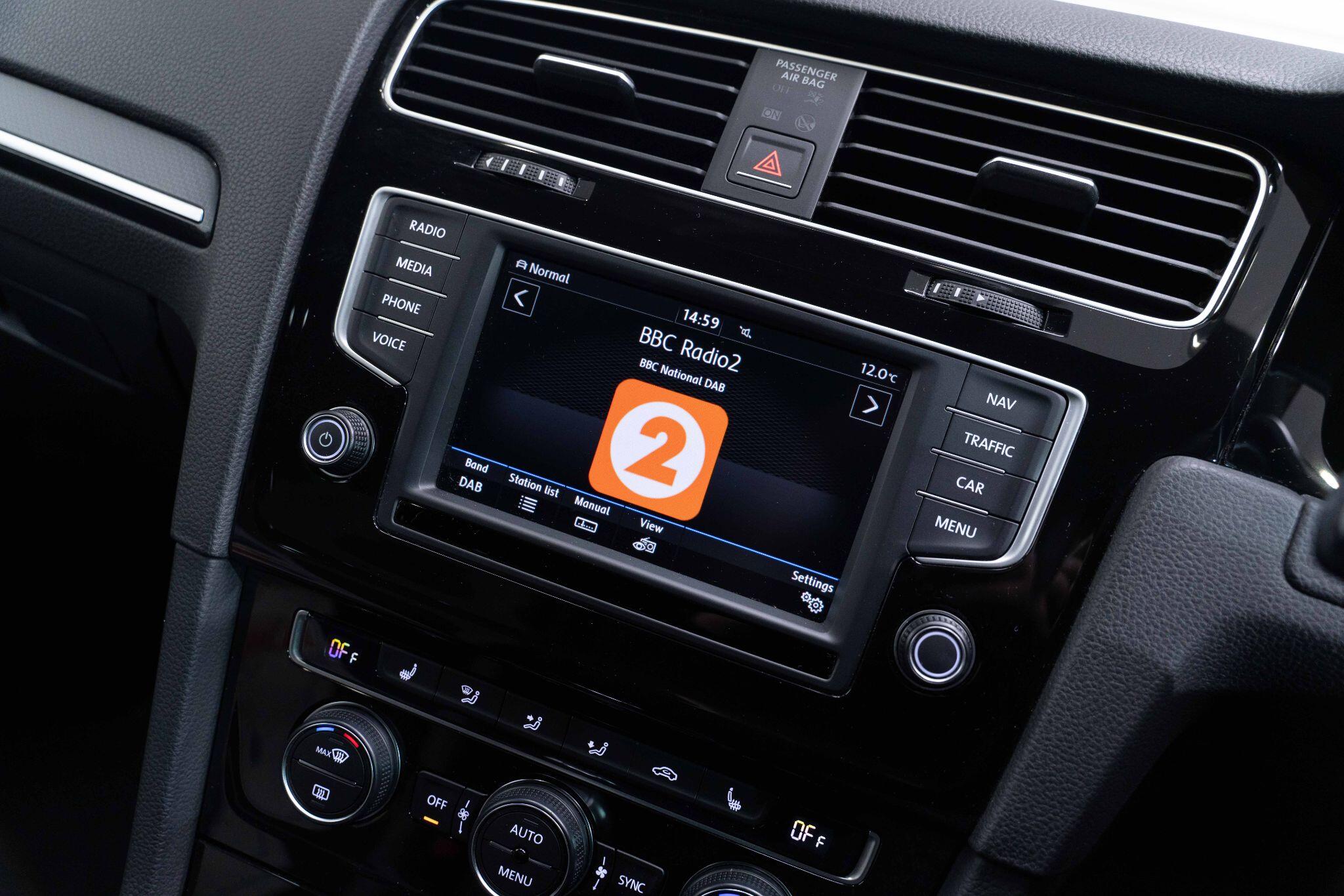 Volkswagen Golf - Image 32