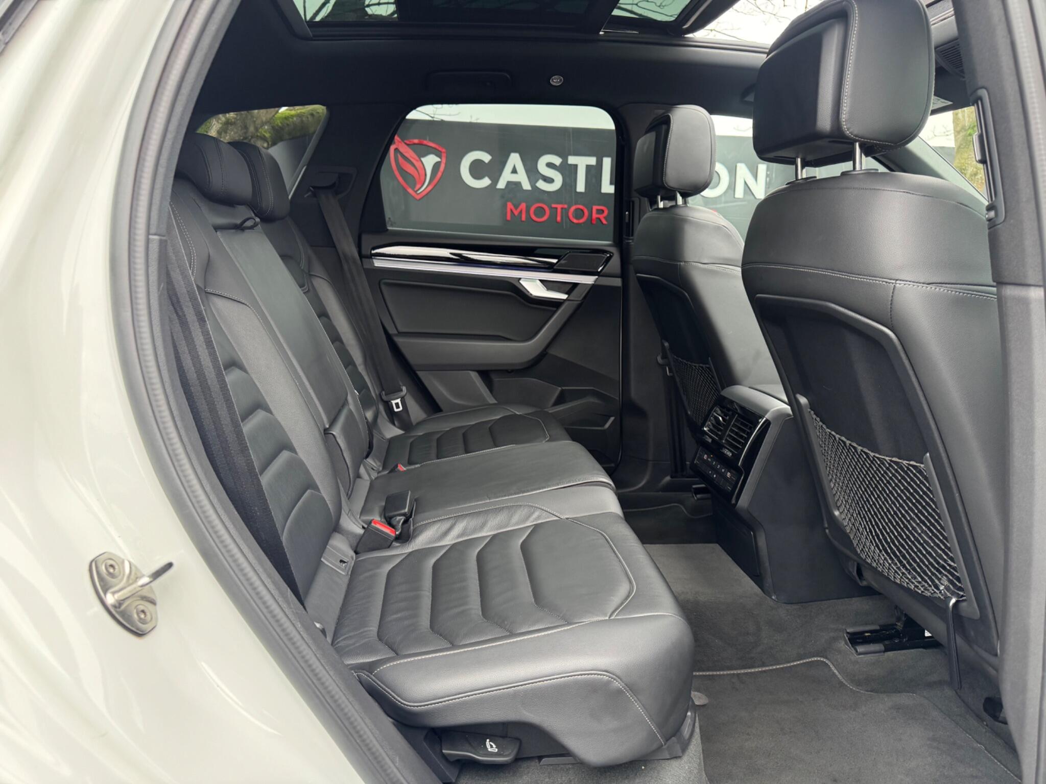 Volkswagen Touareg - Image 22