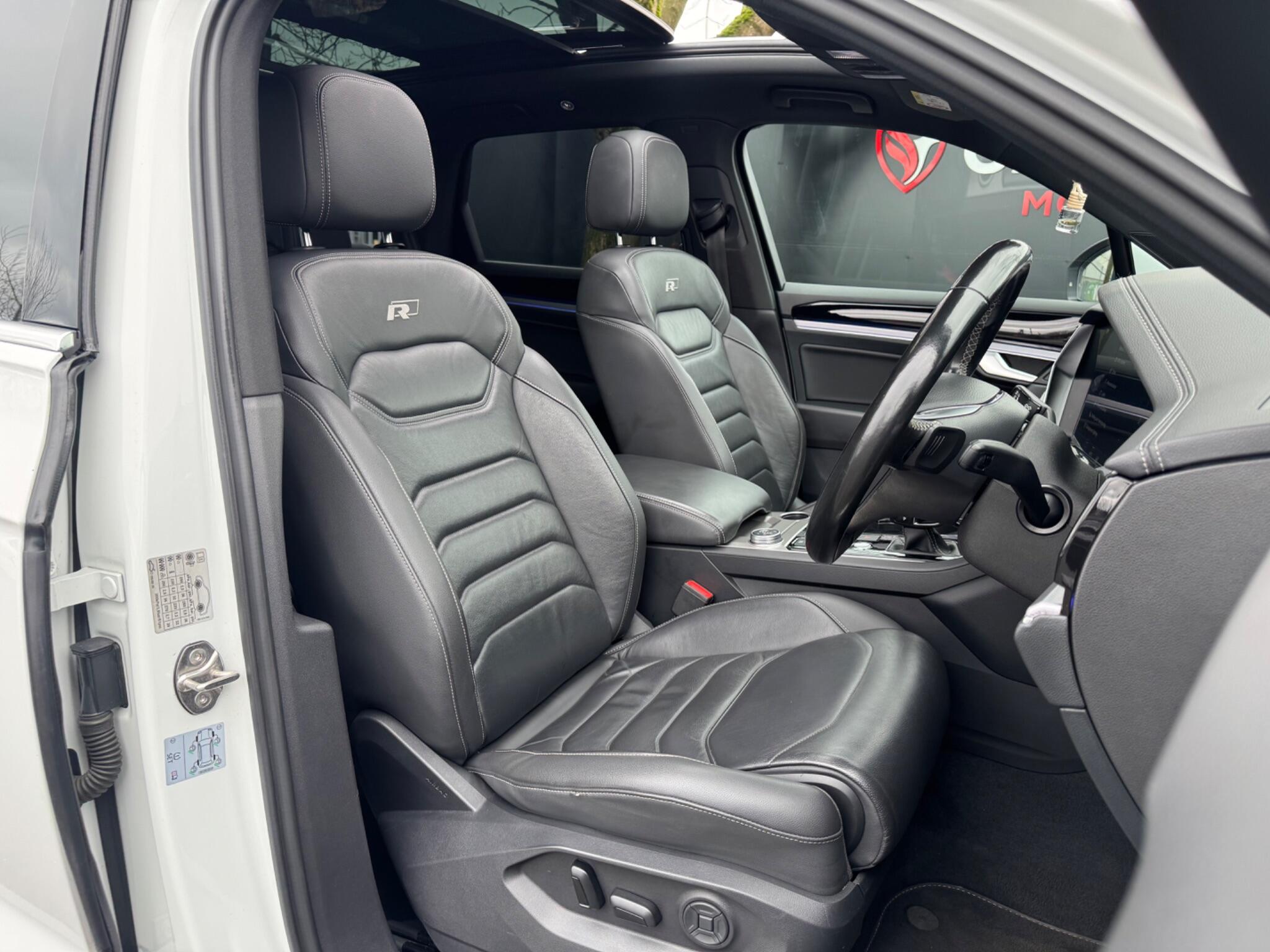 Volkswagen Touareg - Image 18