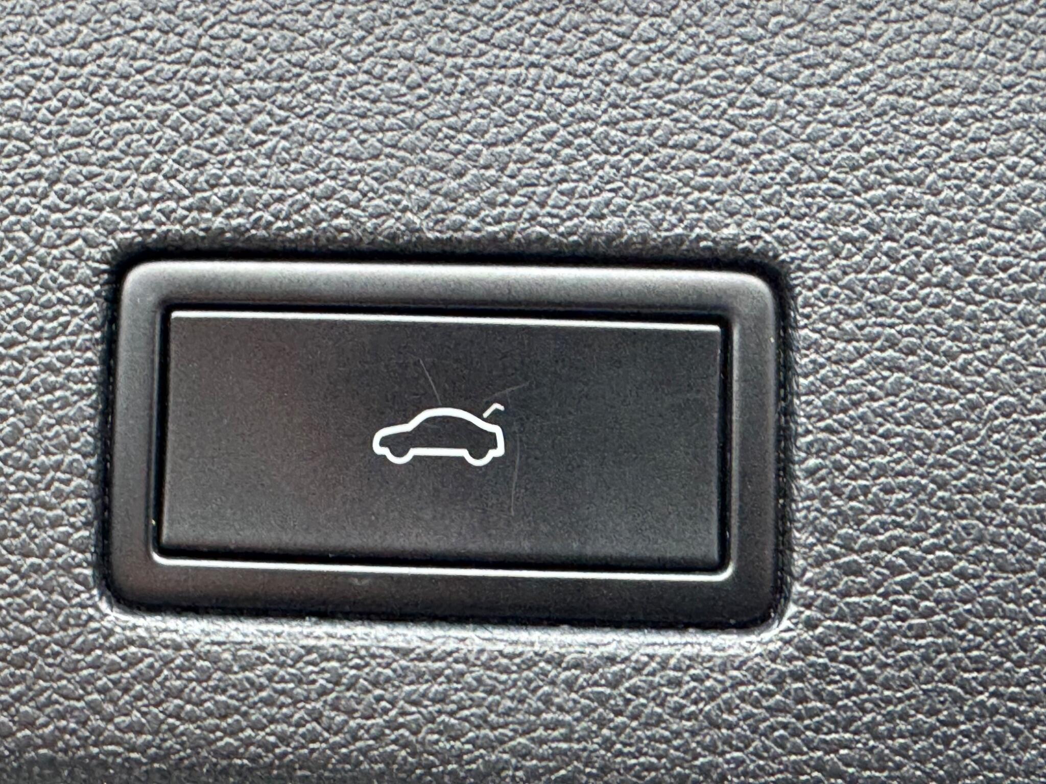 Volkswagen Touareg - Image 23