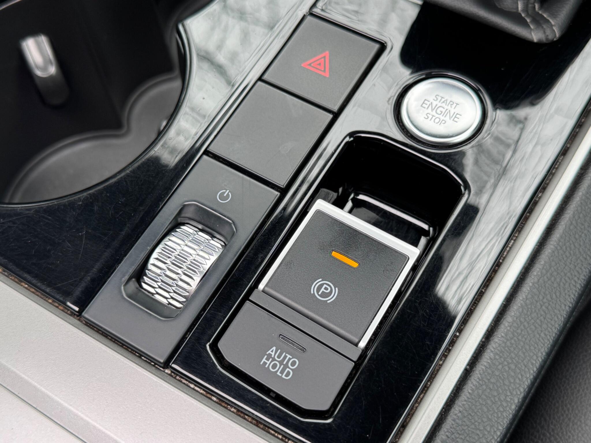 Volkswagen Touareg - Image 31