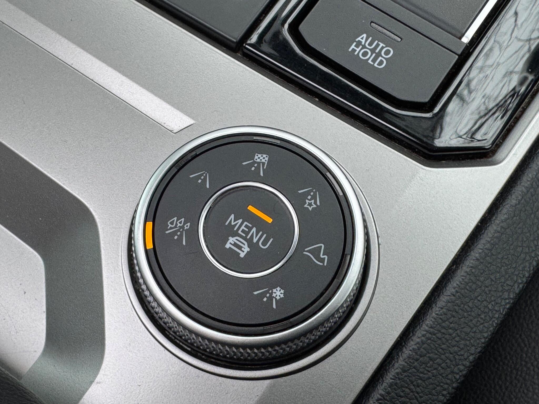 Volkswagen Touareg - Image 32