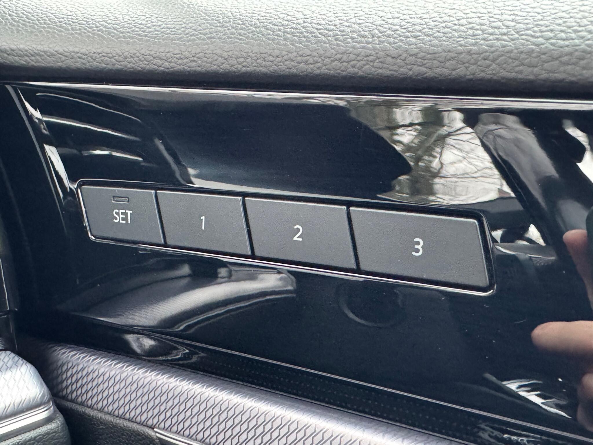 Volkswagen Touareg - Image 33