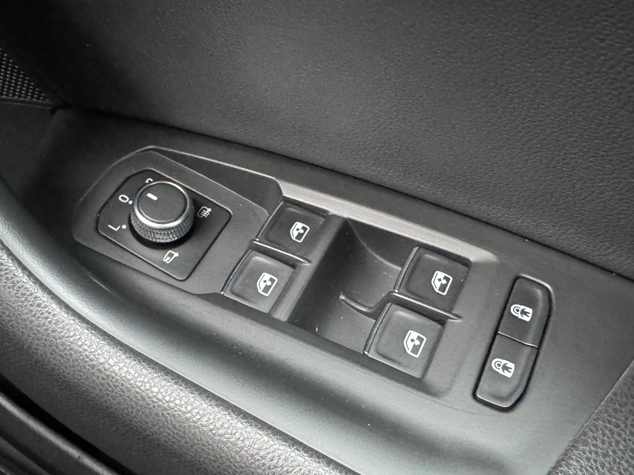 Volkswagen Touareg - Image 34