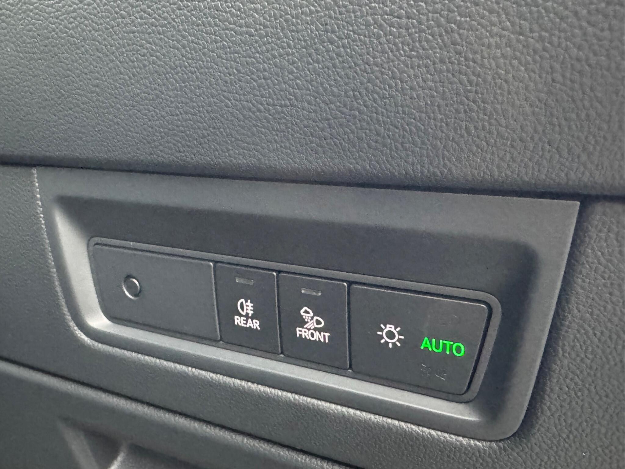 Volkswagen Touareg - Image 35