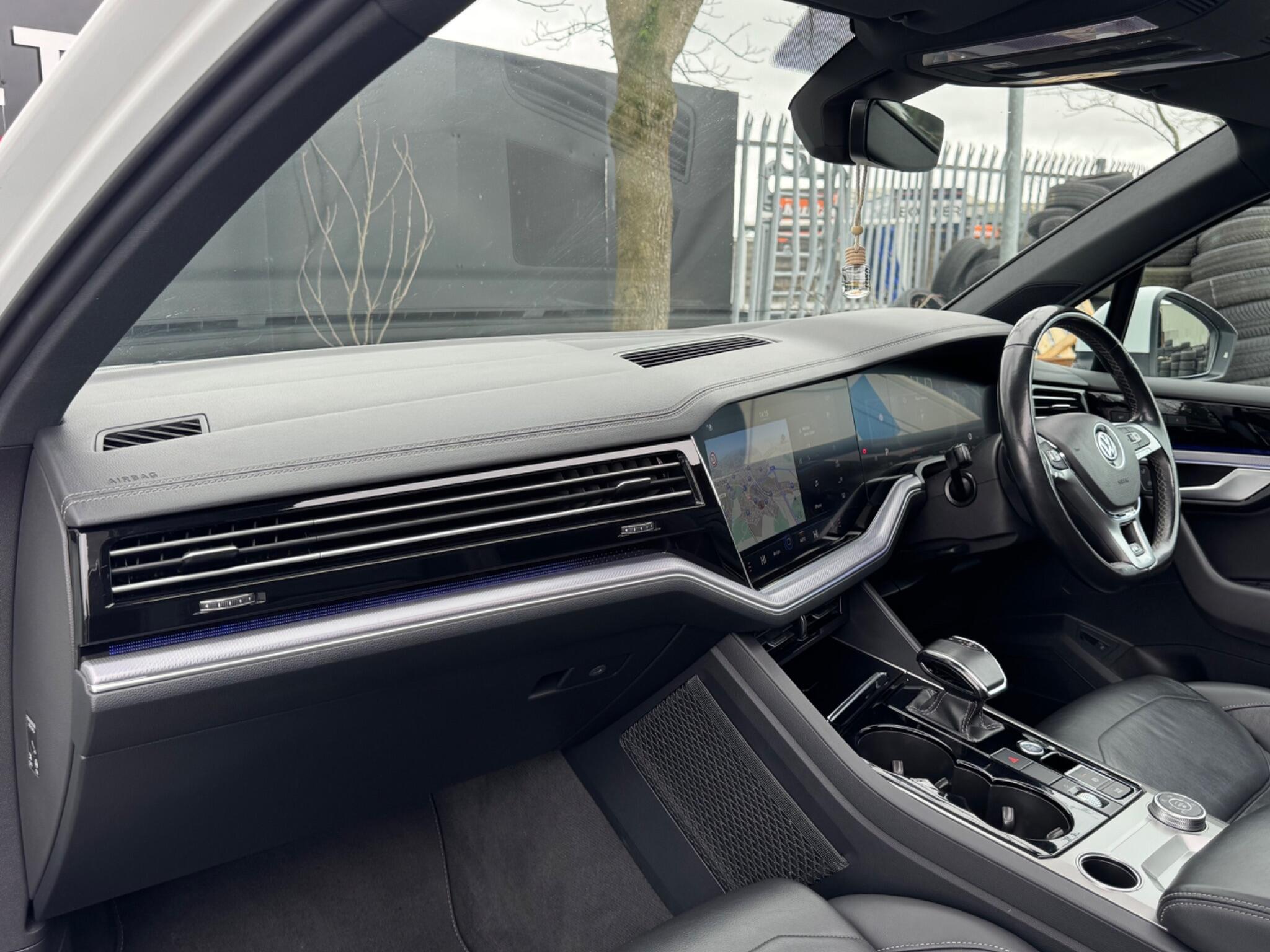 Volkswagen Touareg - Image 15