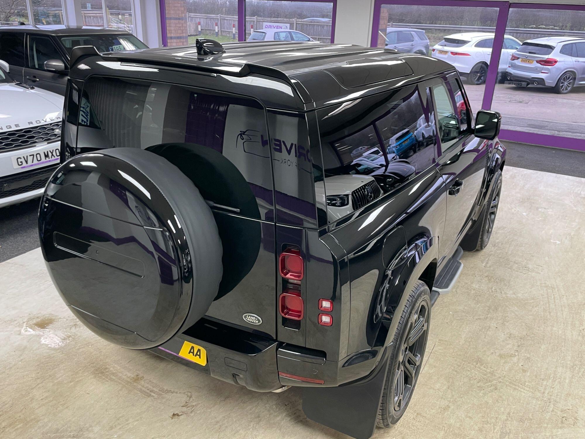 Land Rover Defender - Image 13