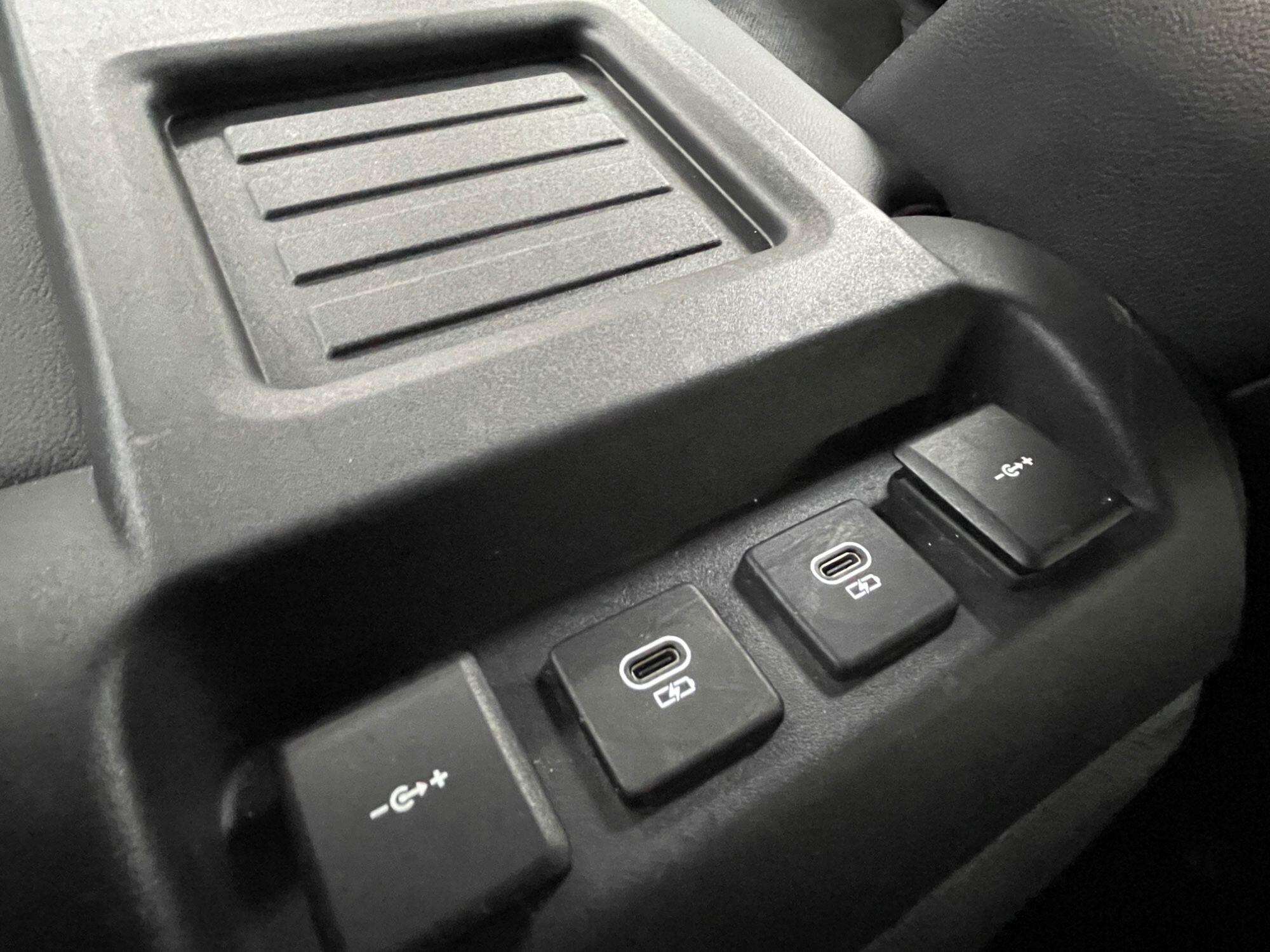 Land Rover Defender - Image 35