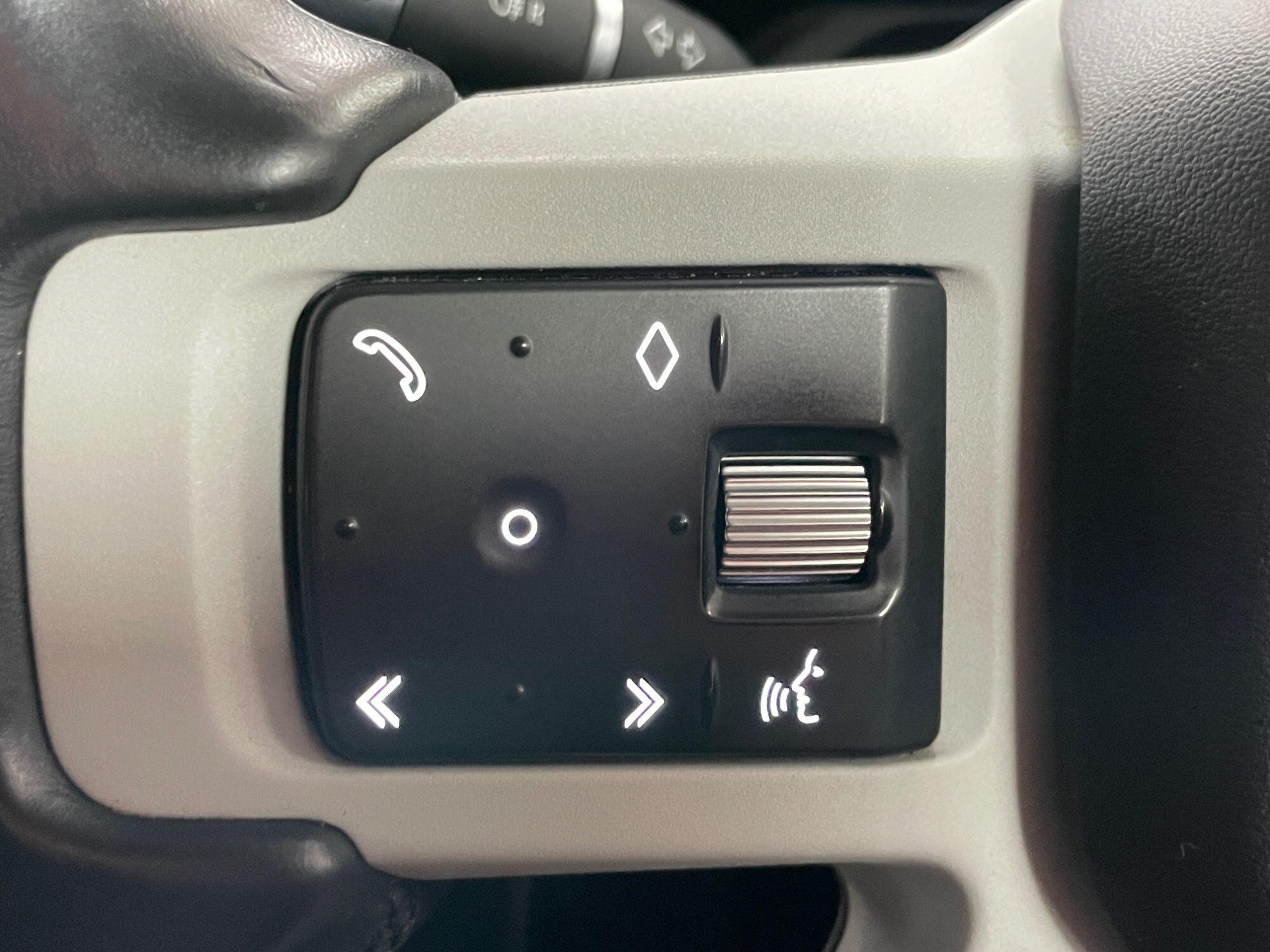 Land Rover Defender - Image 37