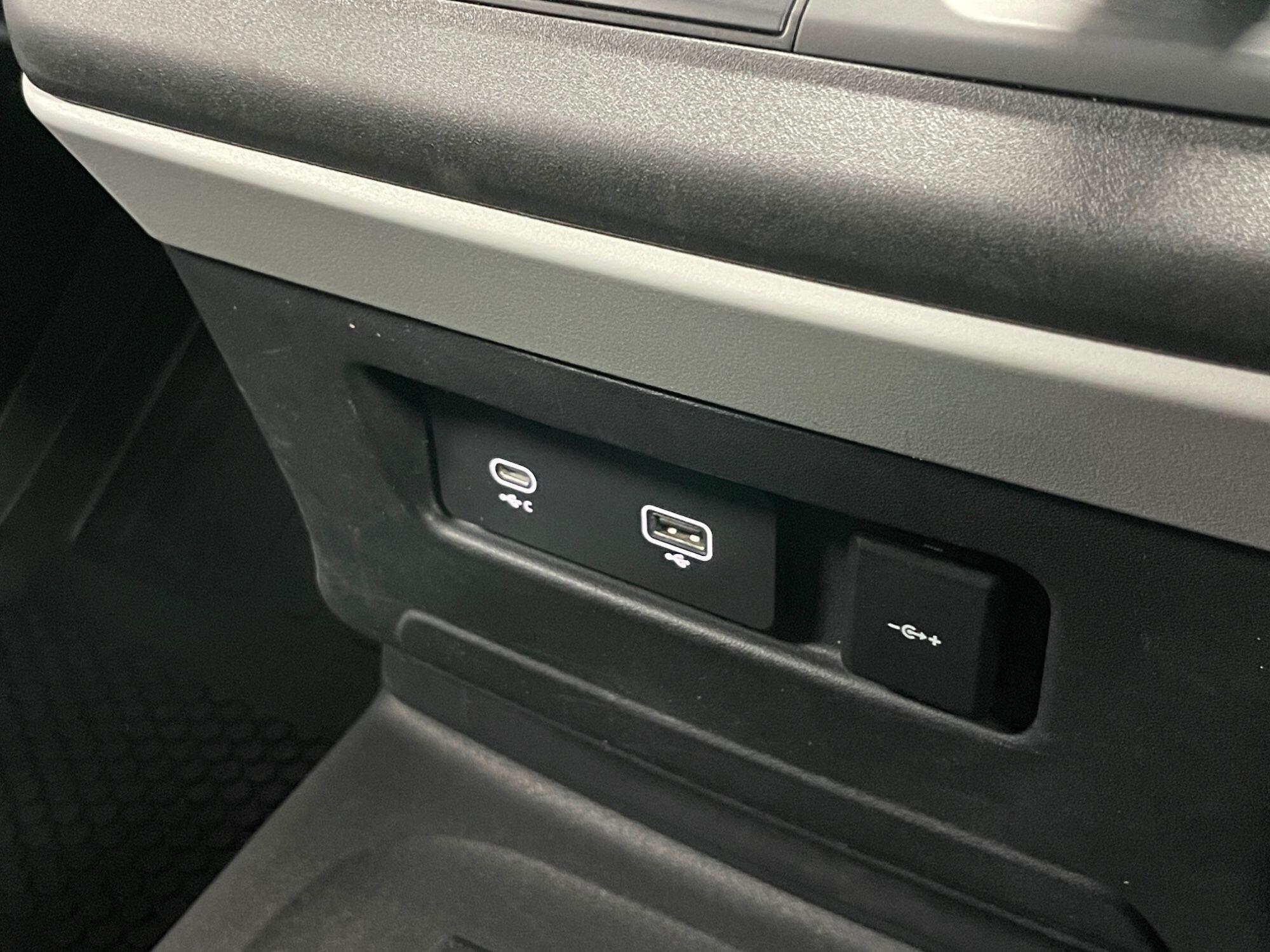 Land Rover Defender - Image 57