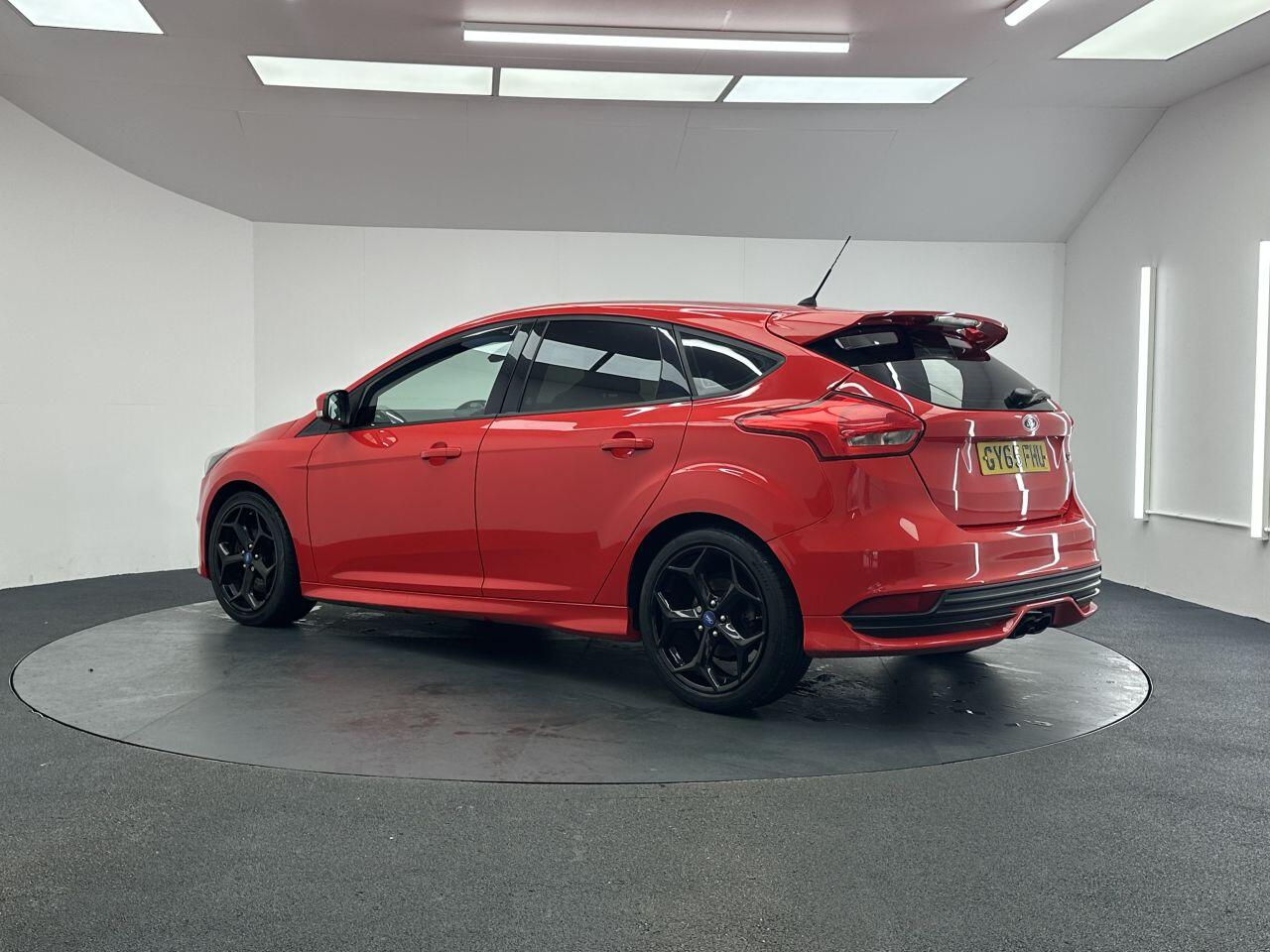 Ford Focus - Image 12