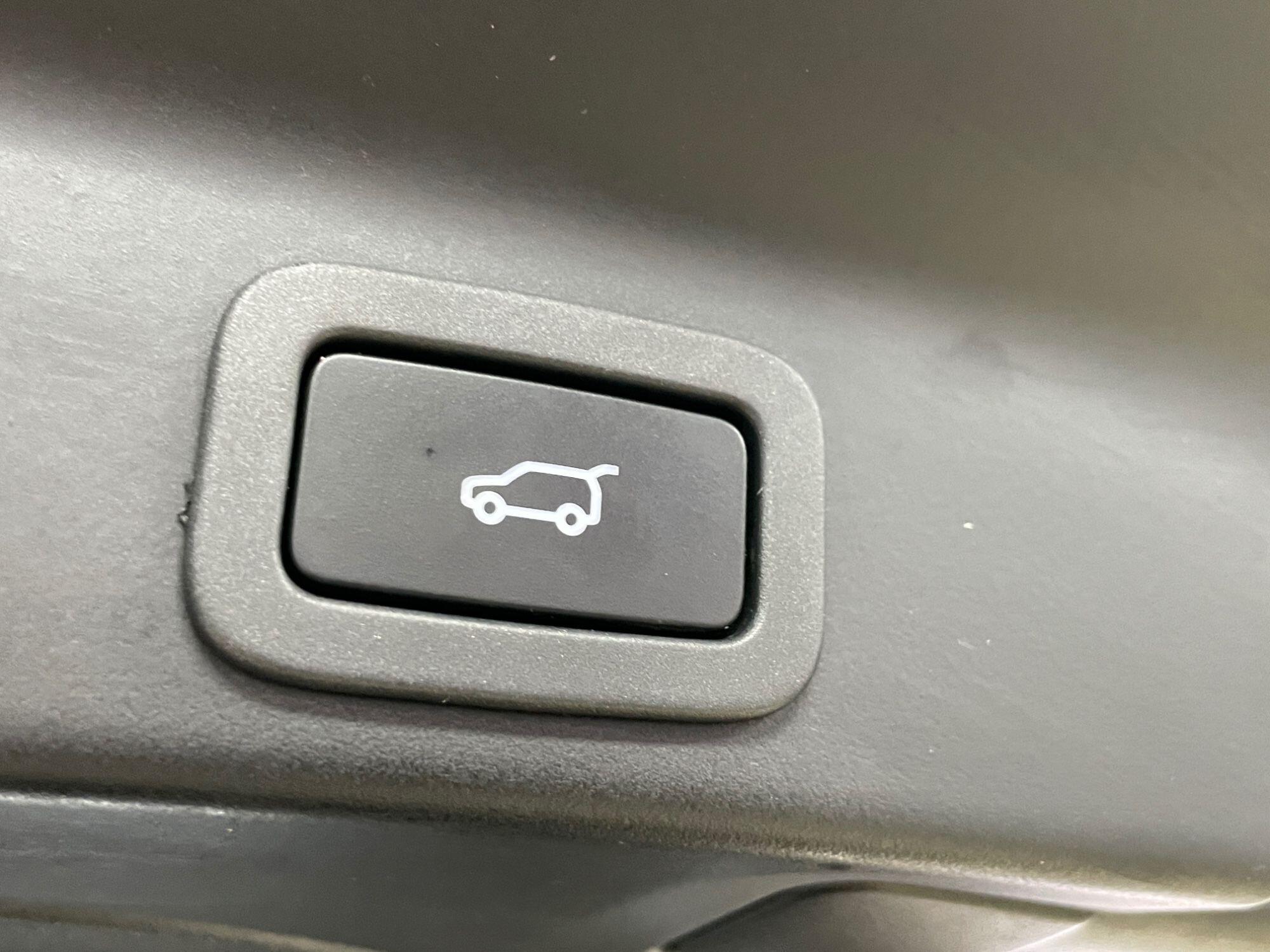 Jaguar F-Pace - Image 18