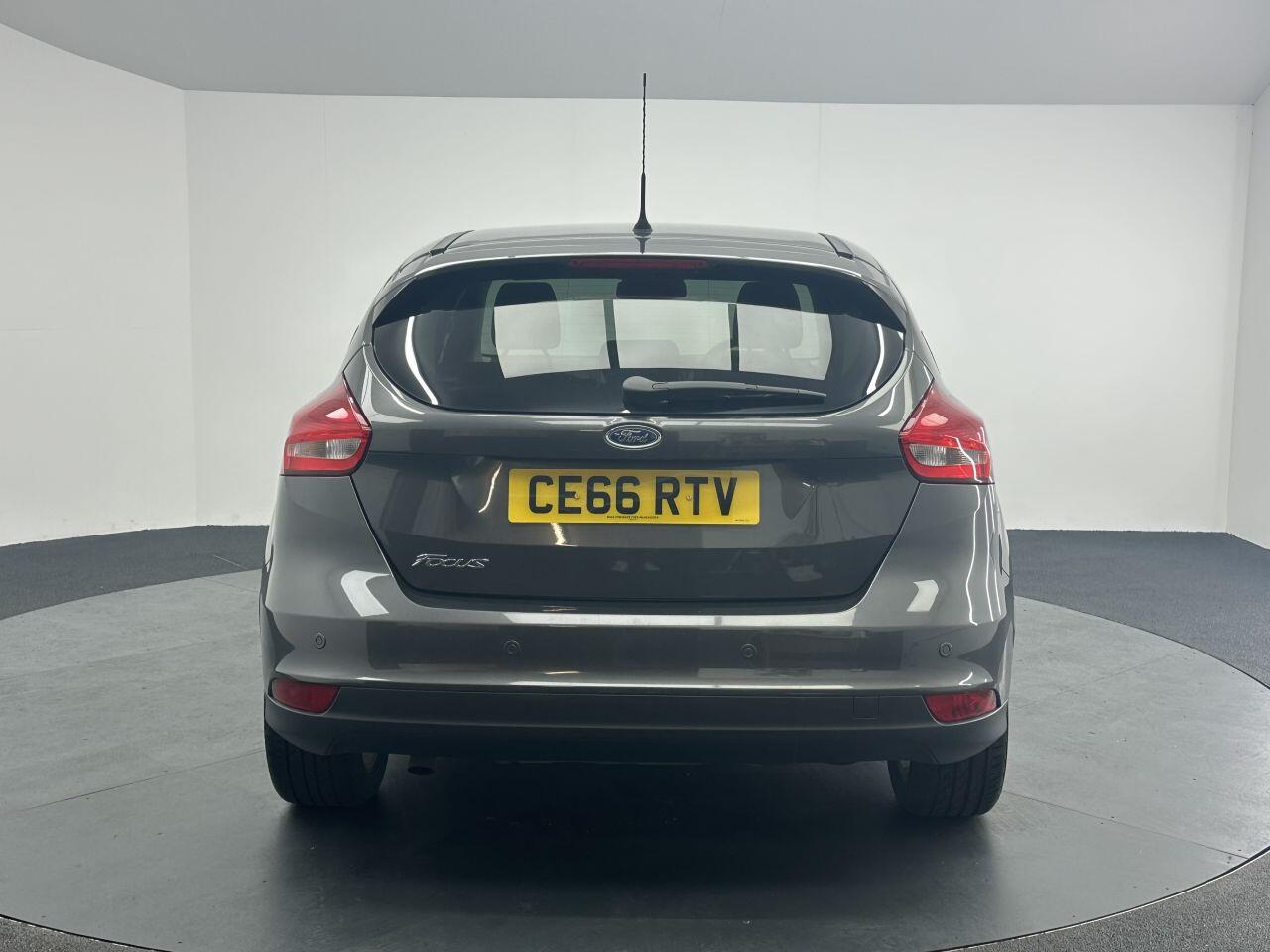 Ford Focus - Image 12