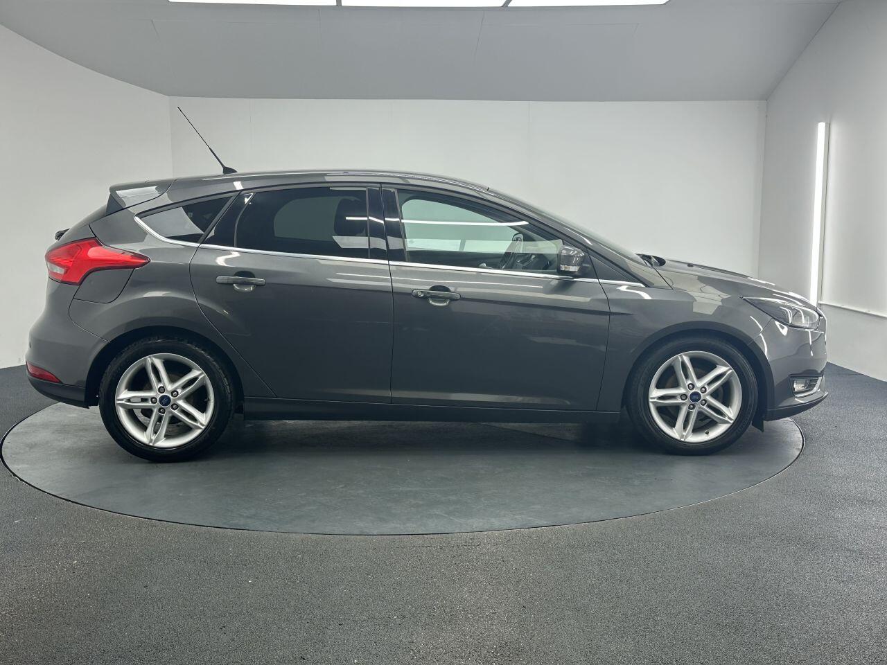 Ford Focus - Image 16