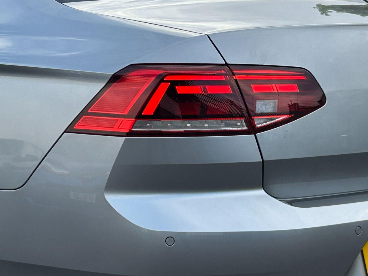 Volkswagen Passat - Image 13