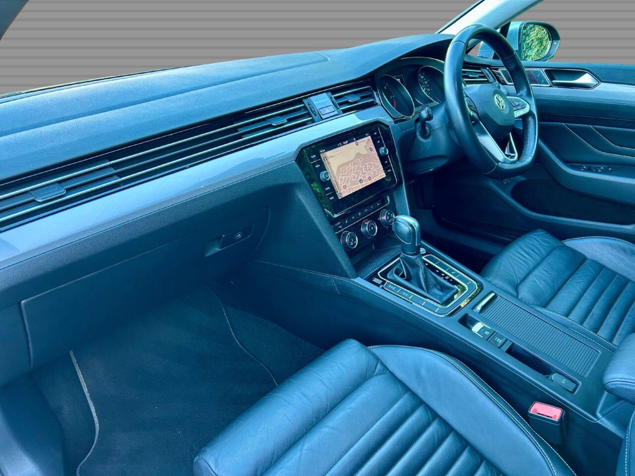 Volkswagen Passat - Image 16