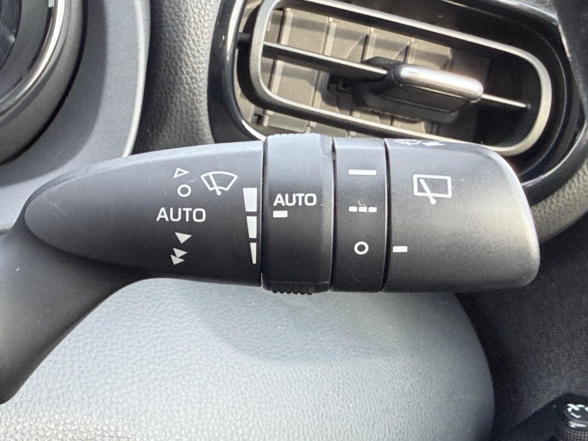 Toyota Yaris - Image 31