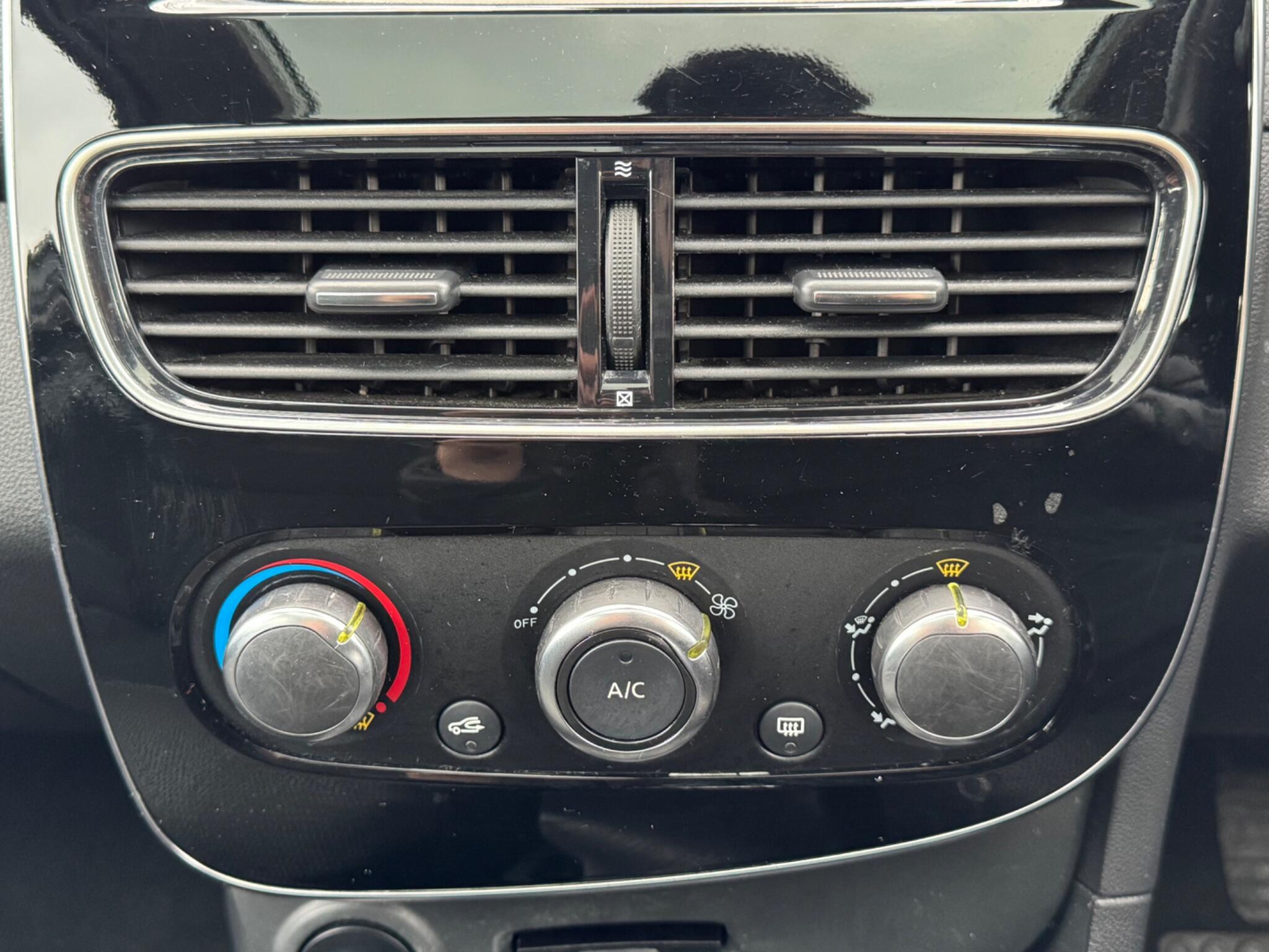 Renault Clio - Image 36