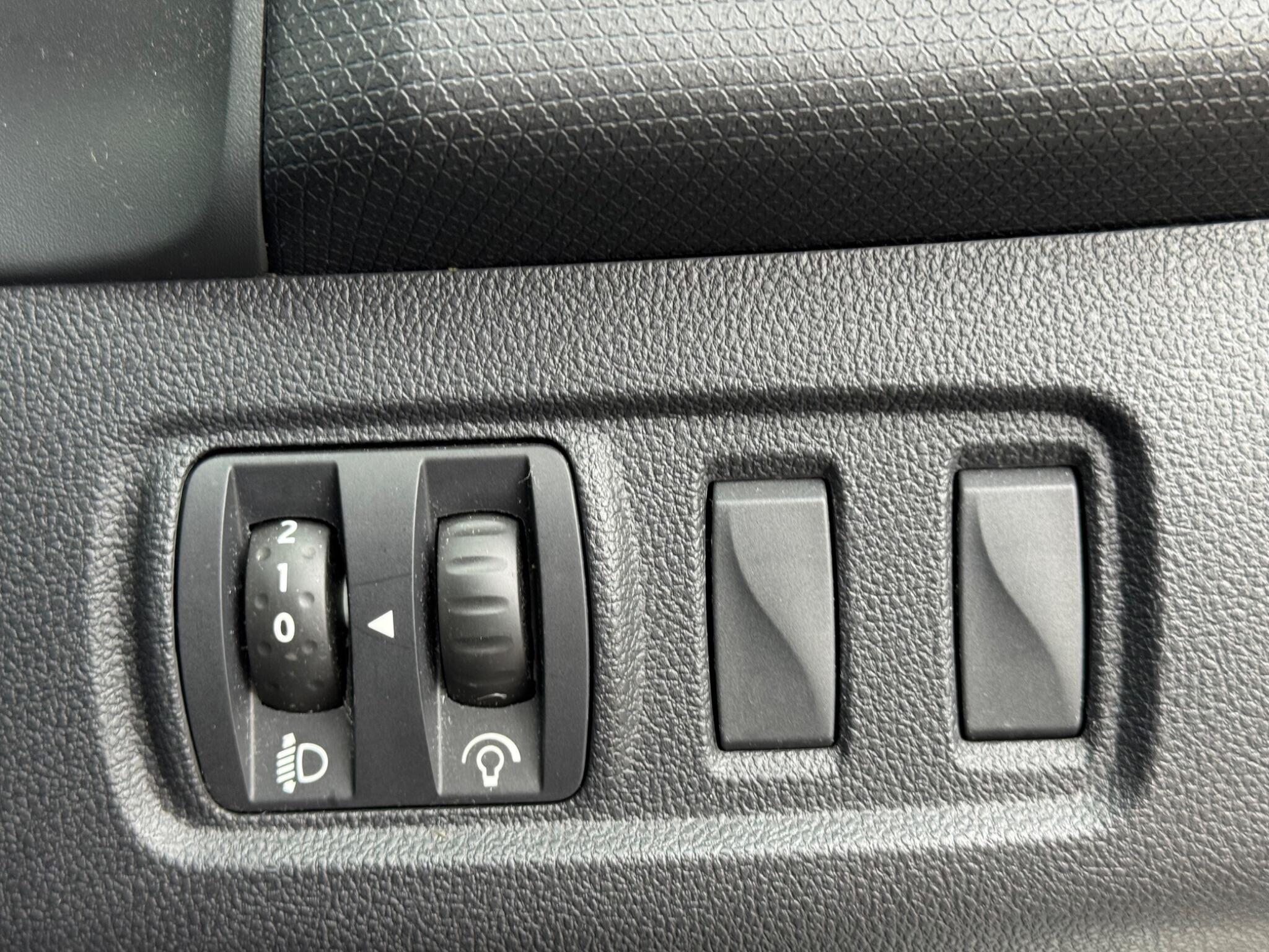 Renault Clio - Image 44