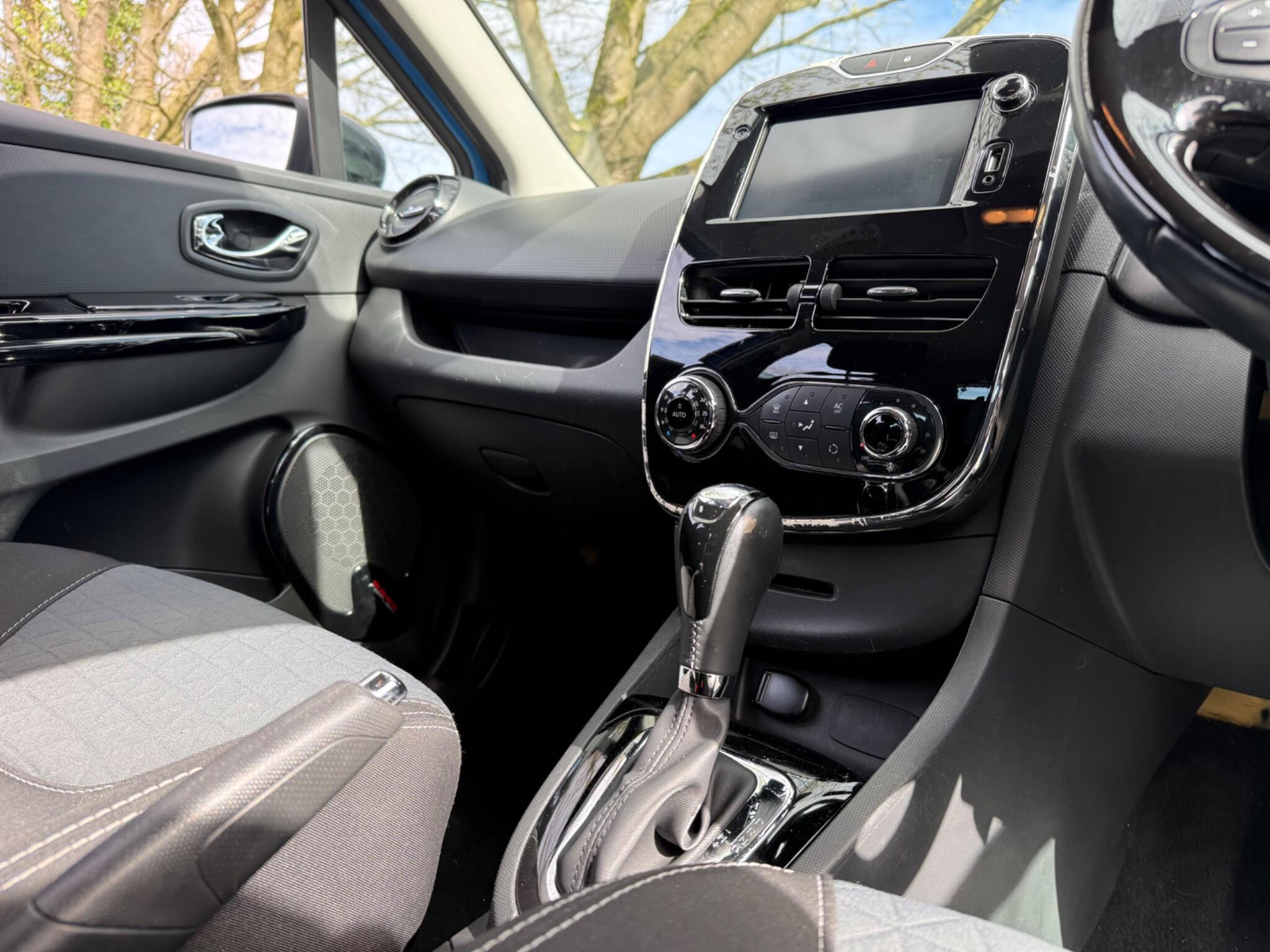 Renault Clio - Image 17