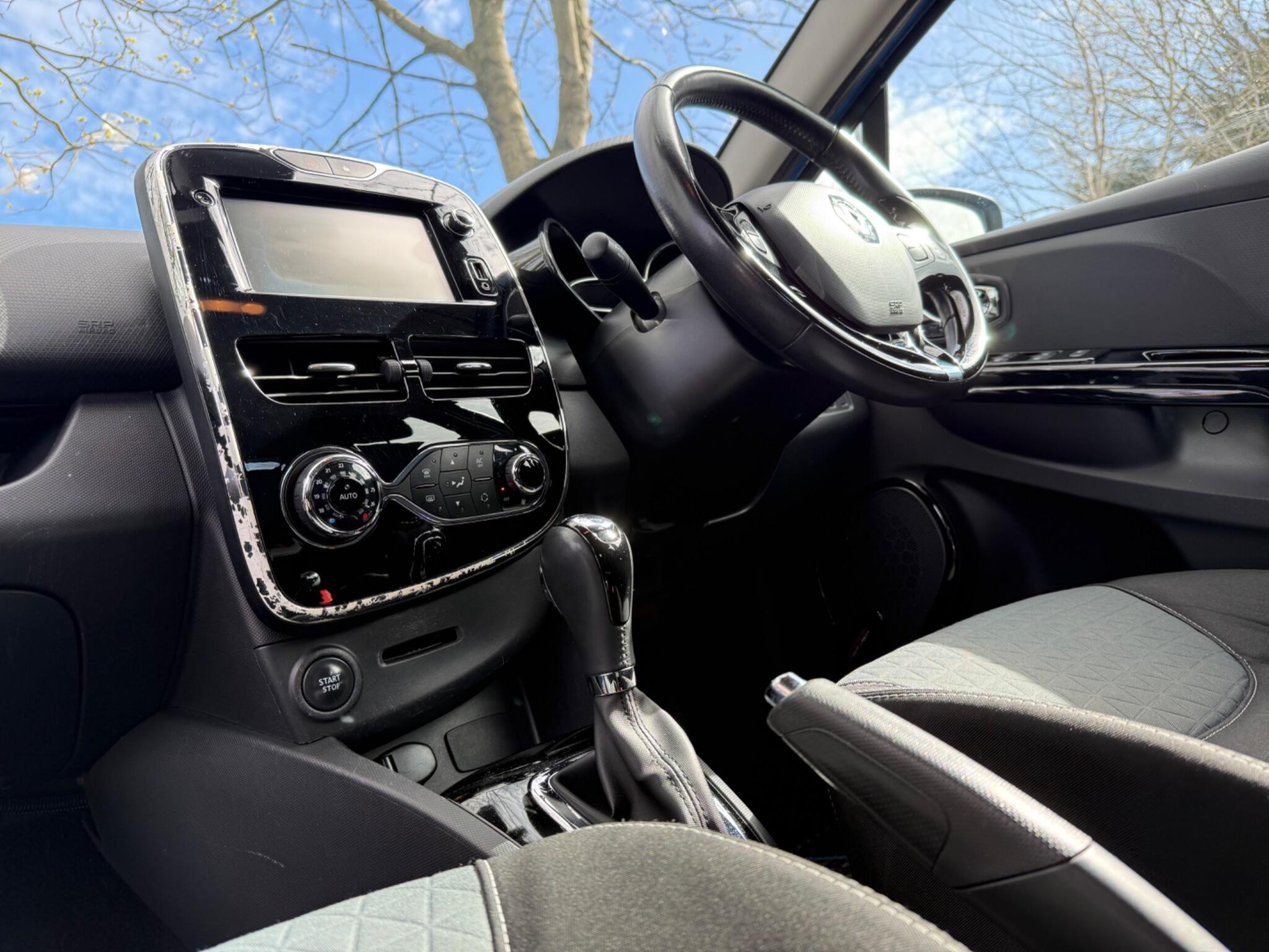 Renault Clio - Image 18