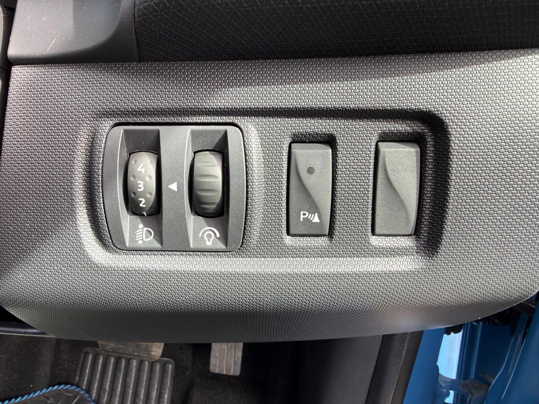 Renault Clio - Image 25