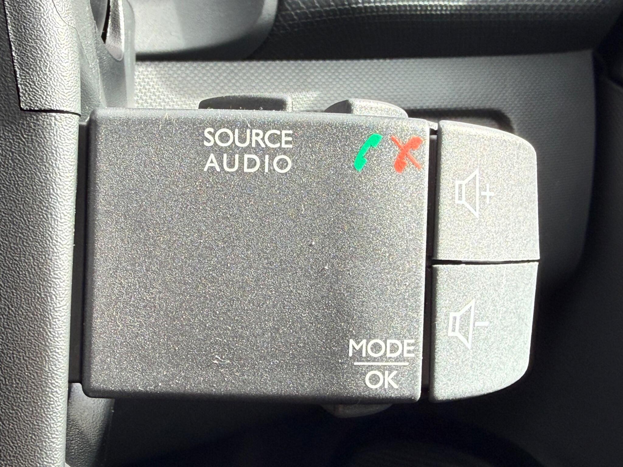 Renault Clio - Image 29