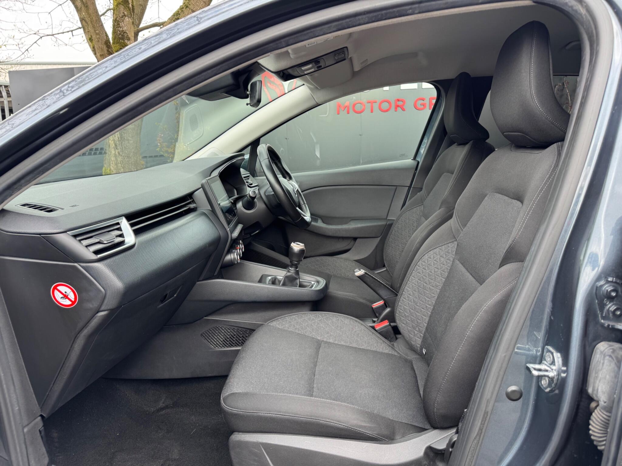 Renault Clio - Image 13