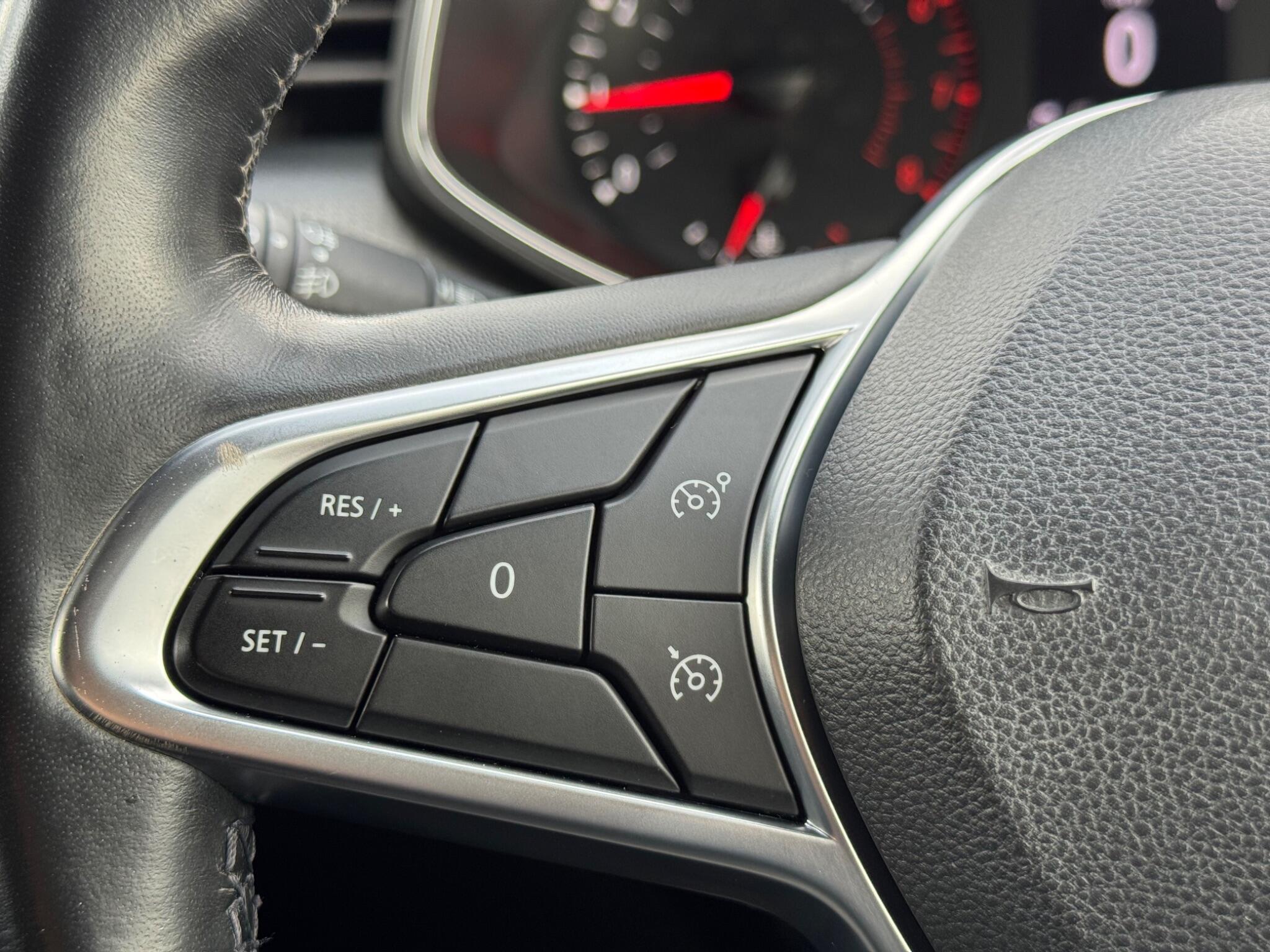 Renault Clio - Image 30