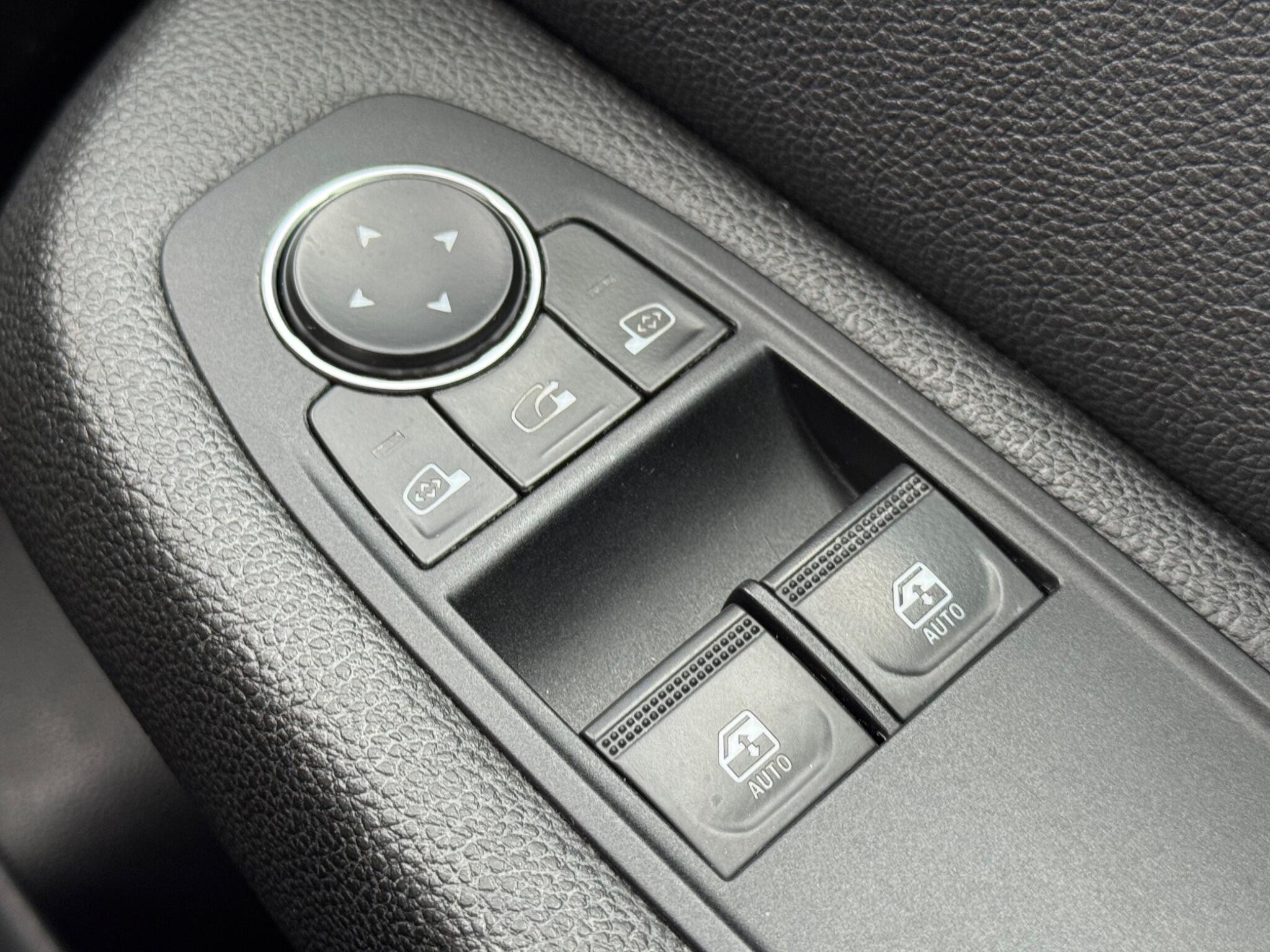 Renault Clio - Image 45