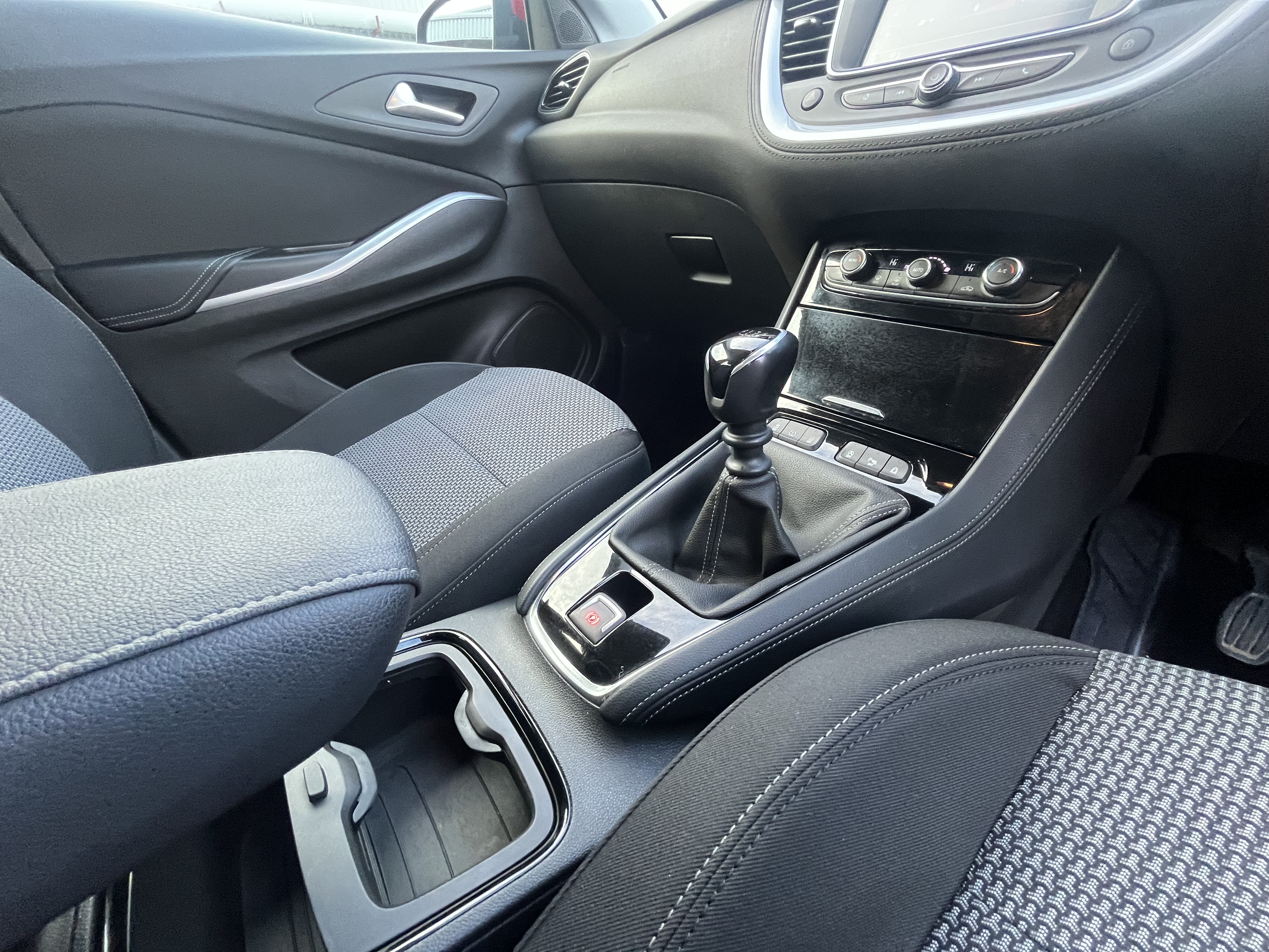 Vauxhall Grandland X - Image 10
