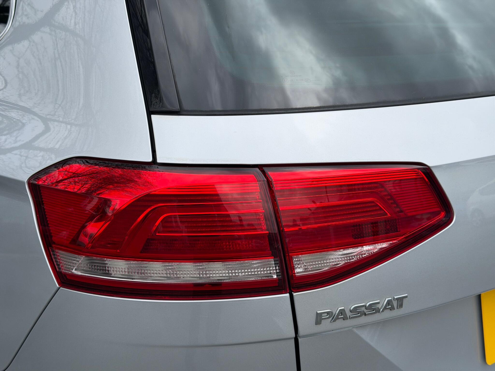 Volkswagen Passat - Image 19